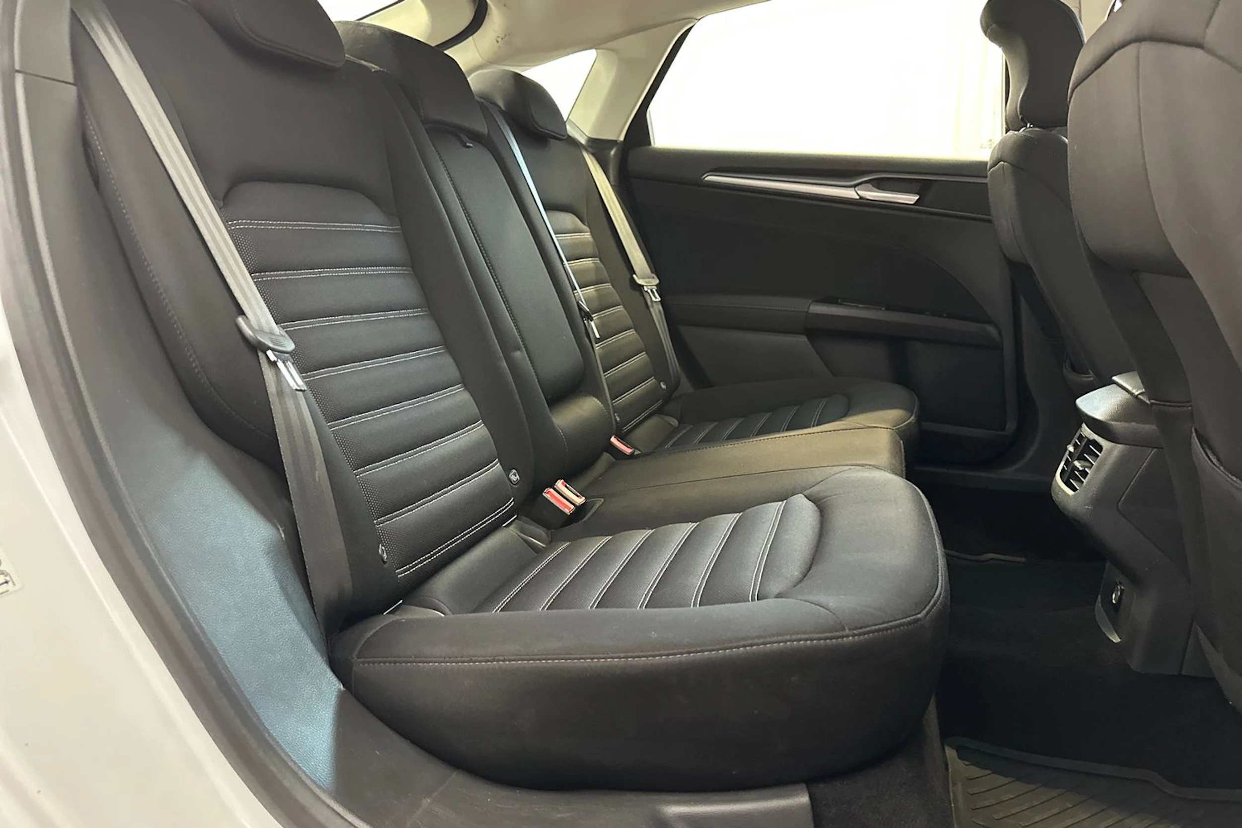 valkoinen Ford Mondeo 2017 kuva 10.