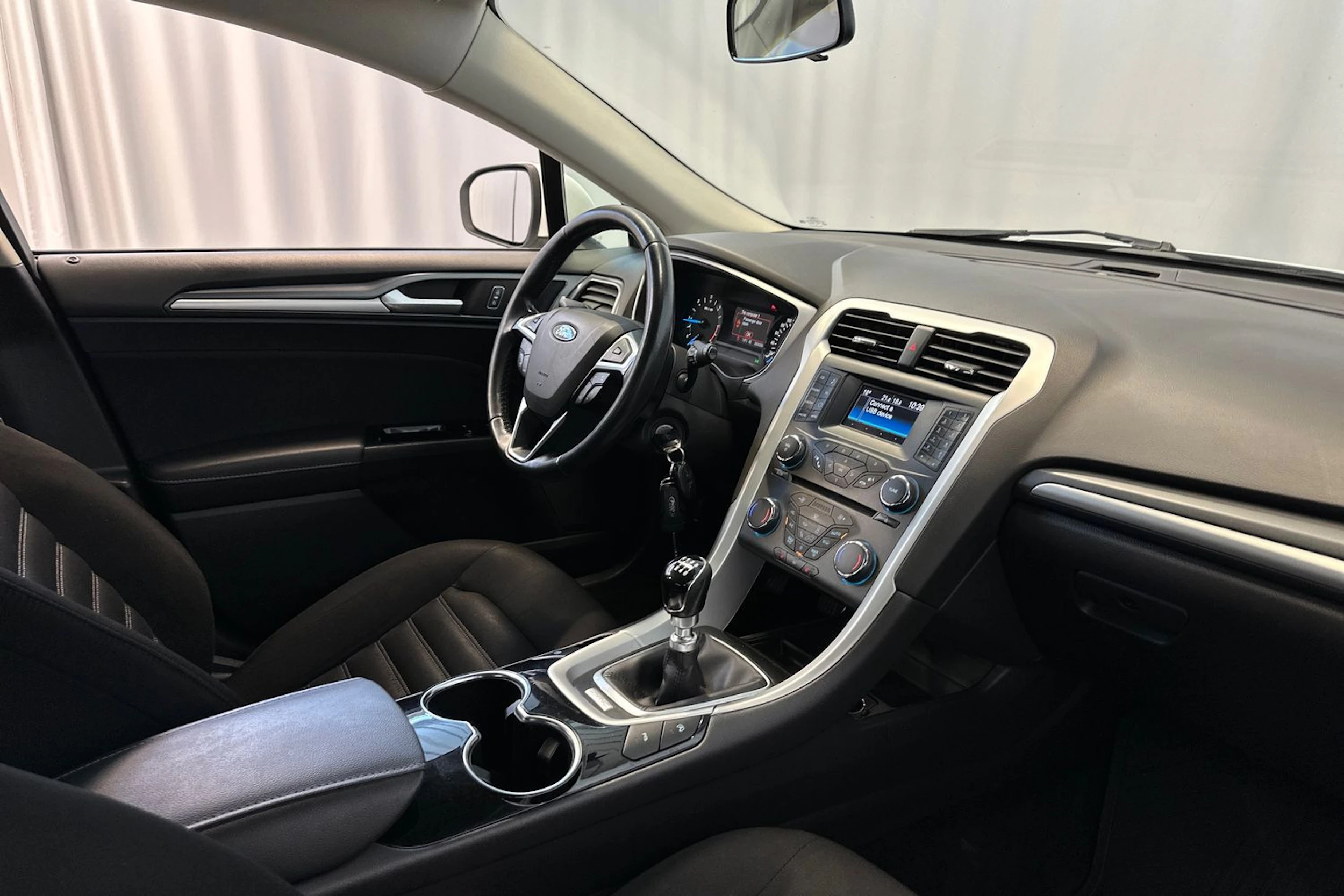 valkoinen Ford Mondeo 2017 kuva 12.