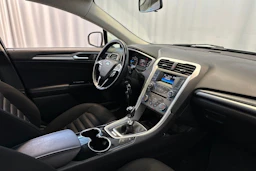 valkoinen Ford Mondeo 2017 kuva 12.