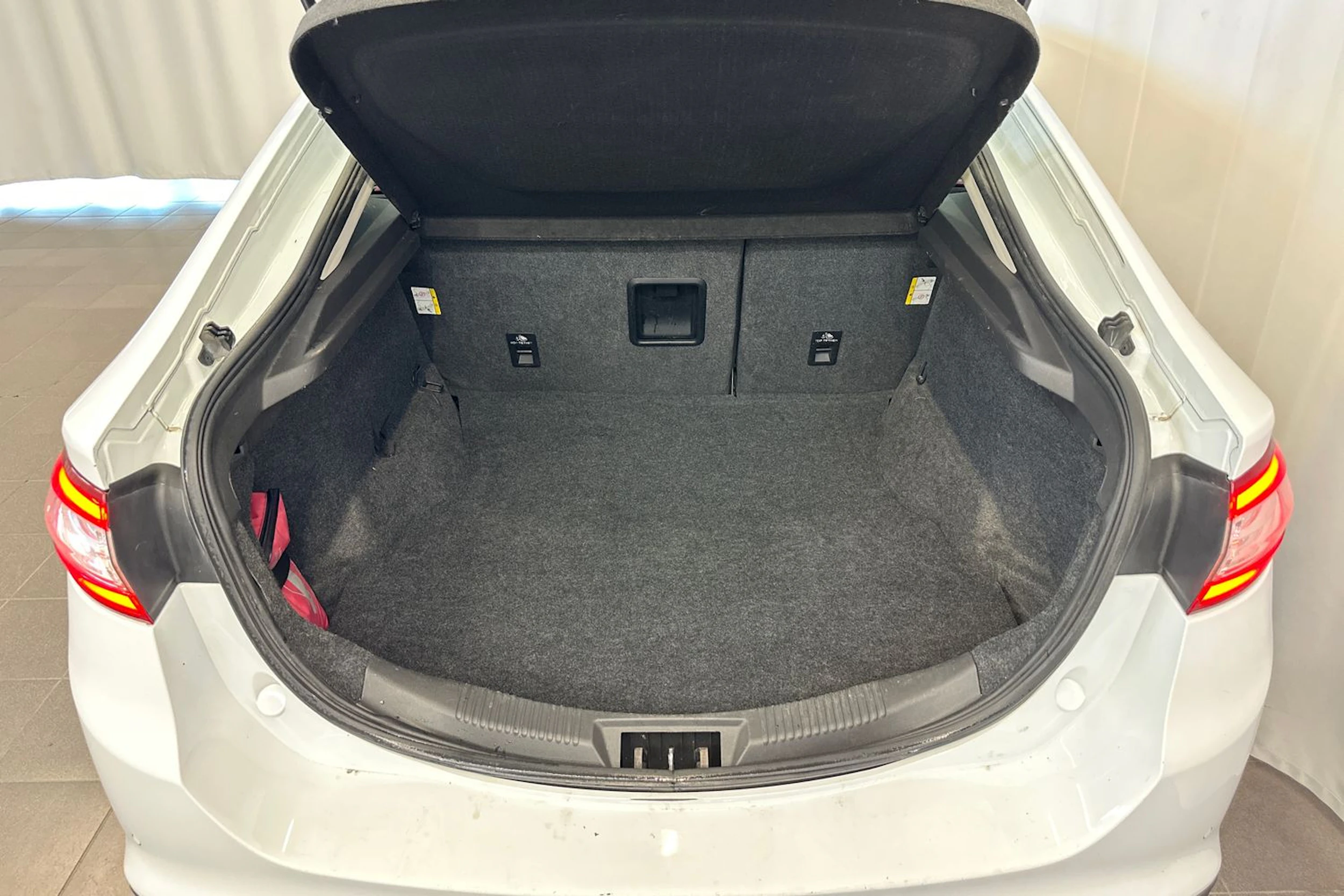 valkoinen Ford Mondeo 2017 kuva 13.