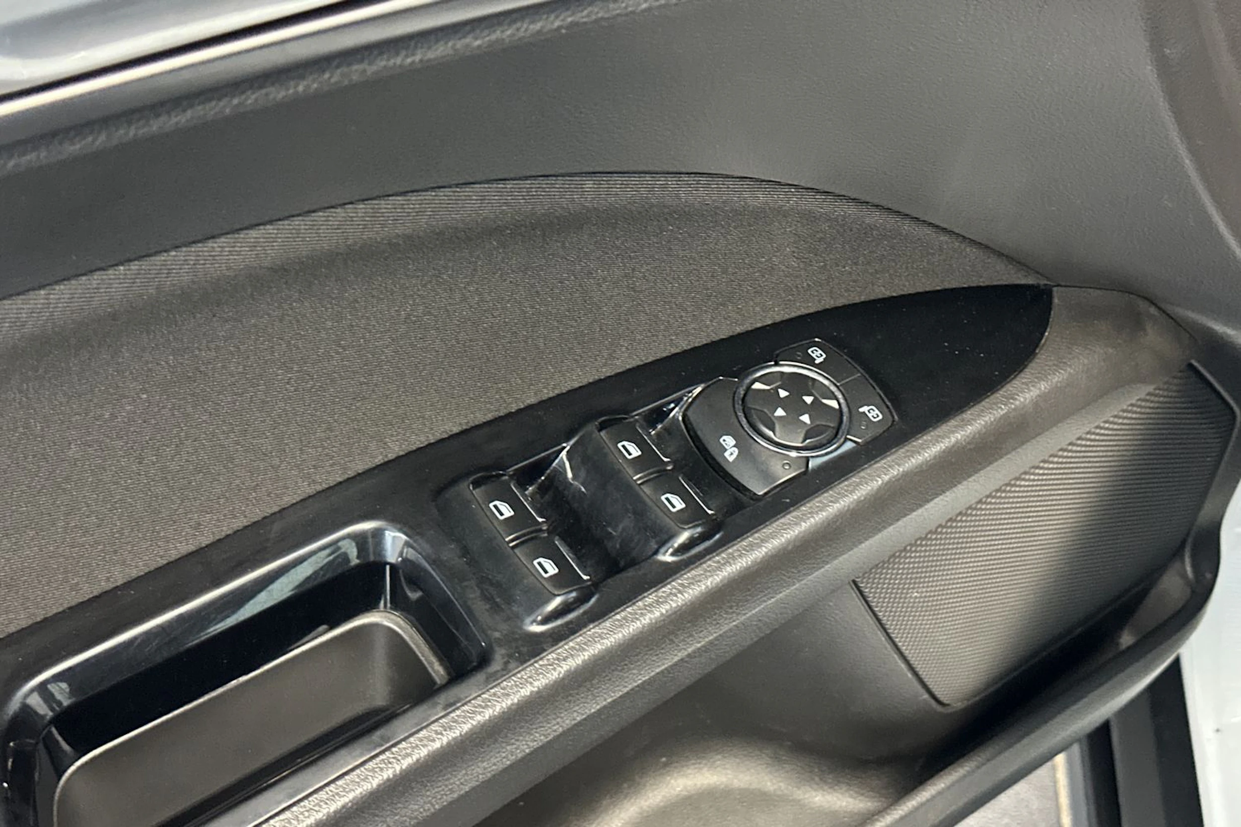 valkoinen Ford Mondeo 2017 kuva 15.