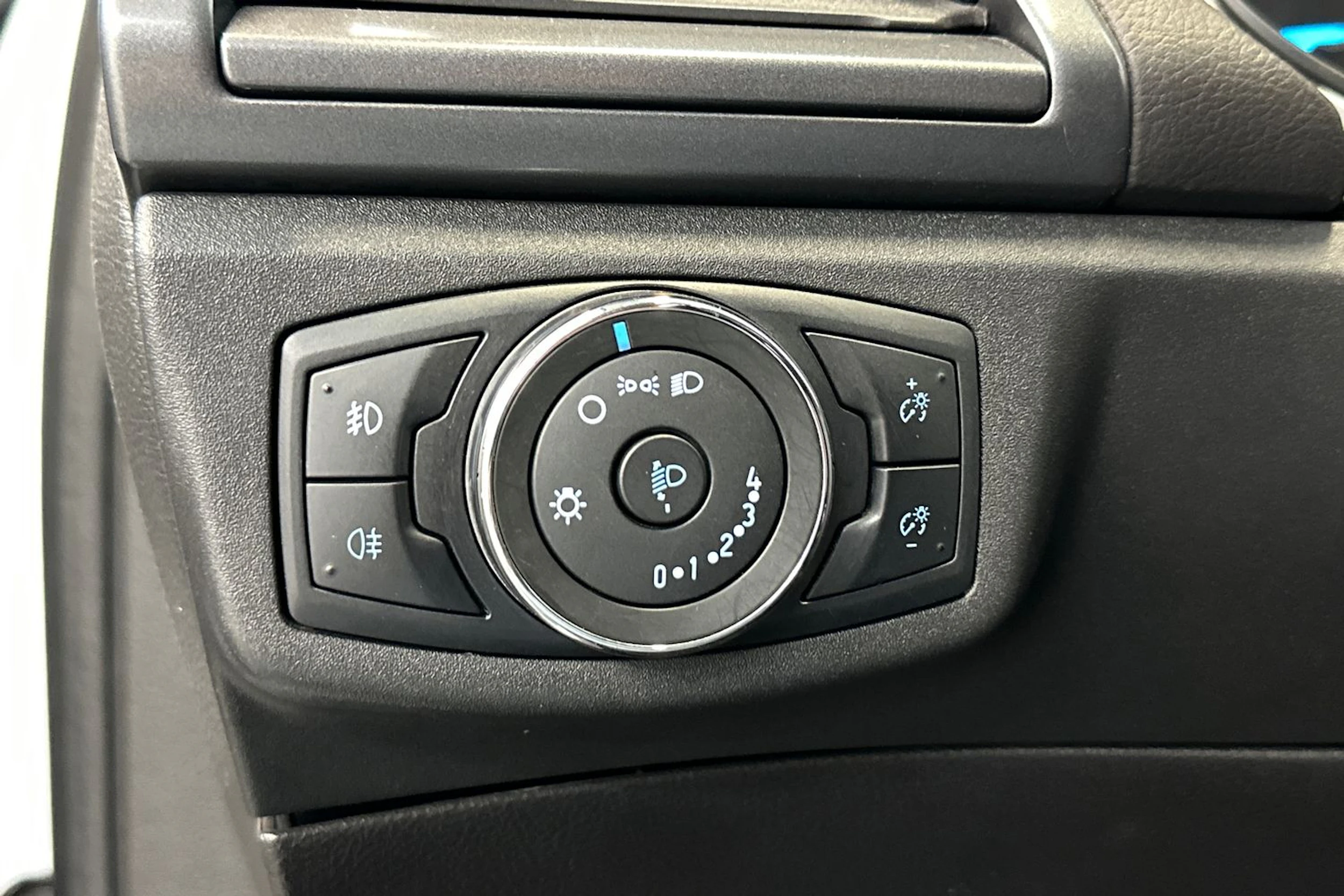 valkoinen Ford Mondeo 2017 kuva 16.