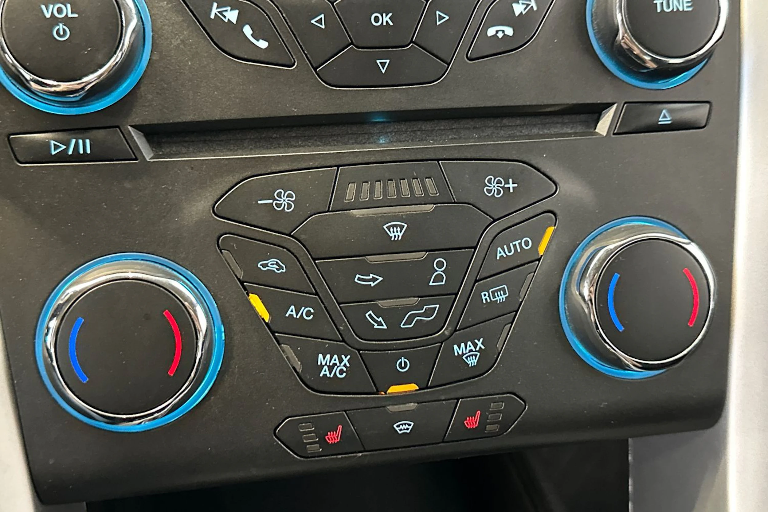 valkoinen Ford Mondeo 2017 kuva 21.