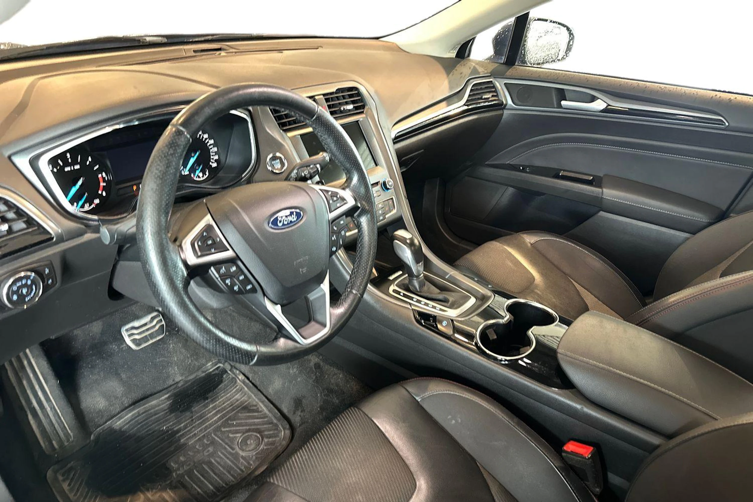 sininen Ford Mondeo 2017 kuva 3.