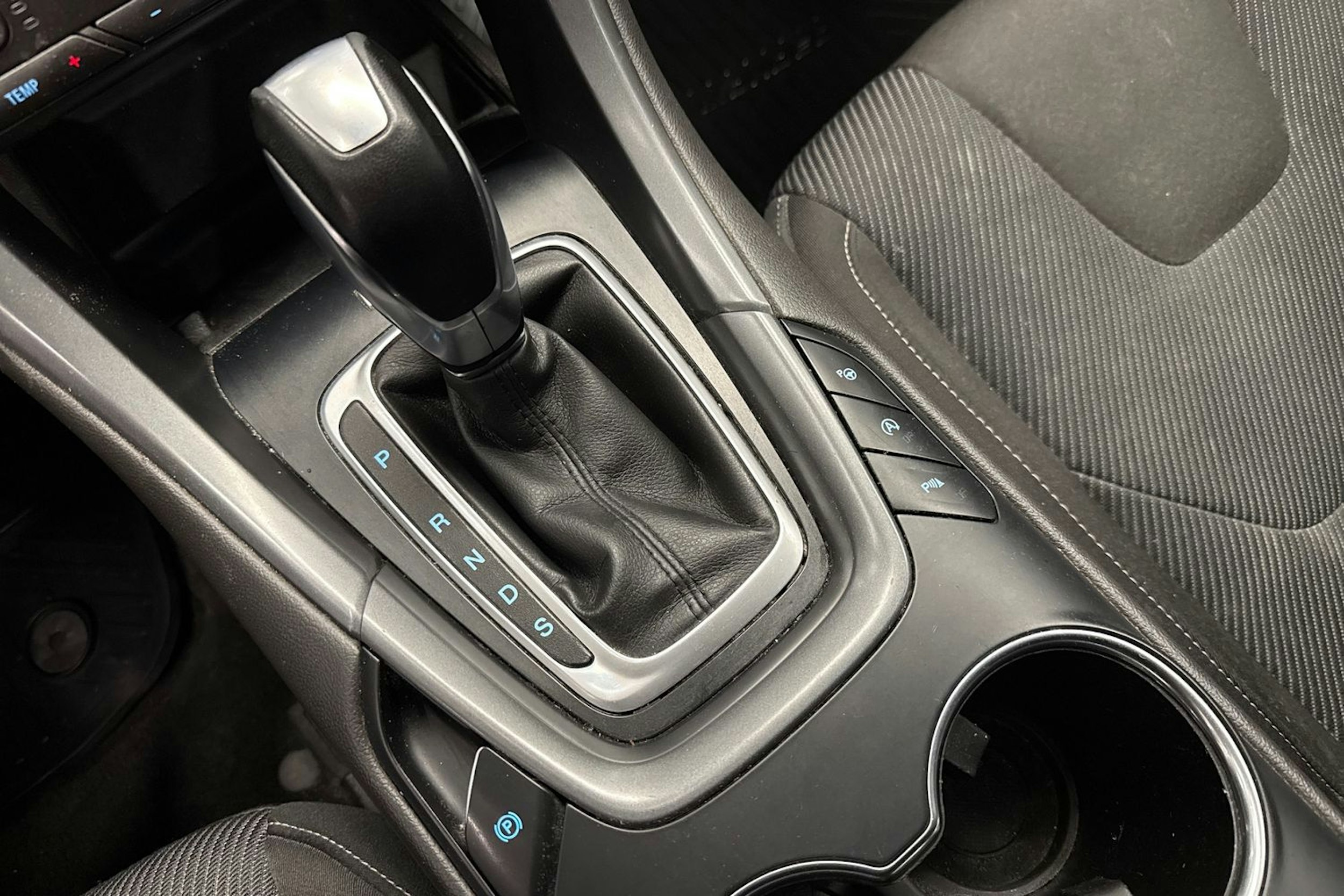 valkoinen Ford Mondeo 2017 kuva 27.