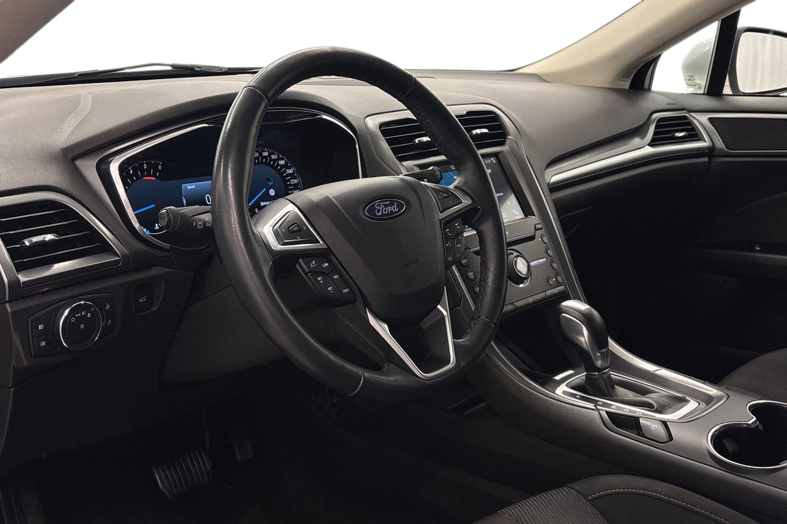 valkoinen Ford Mondeo 2017 kuva 6.