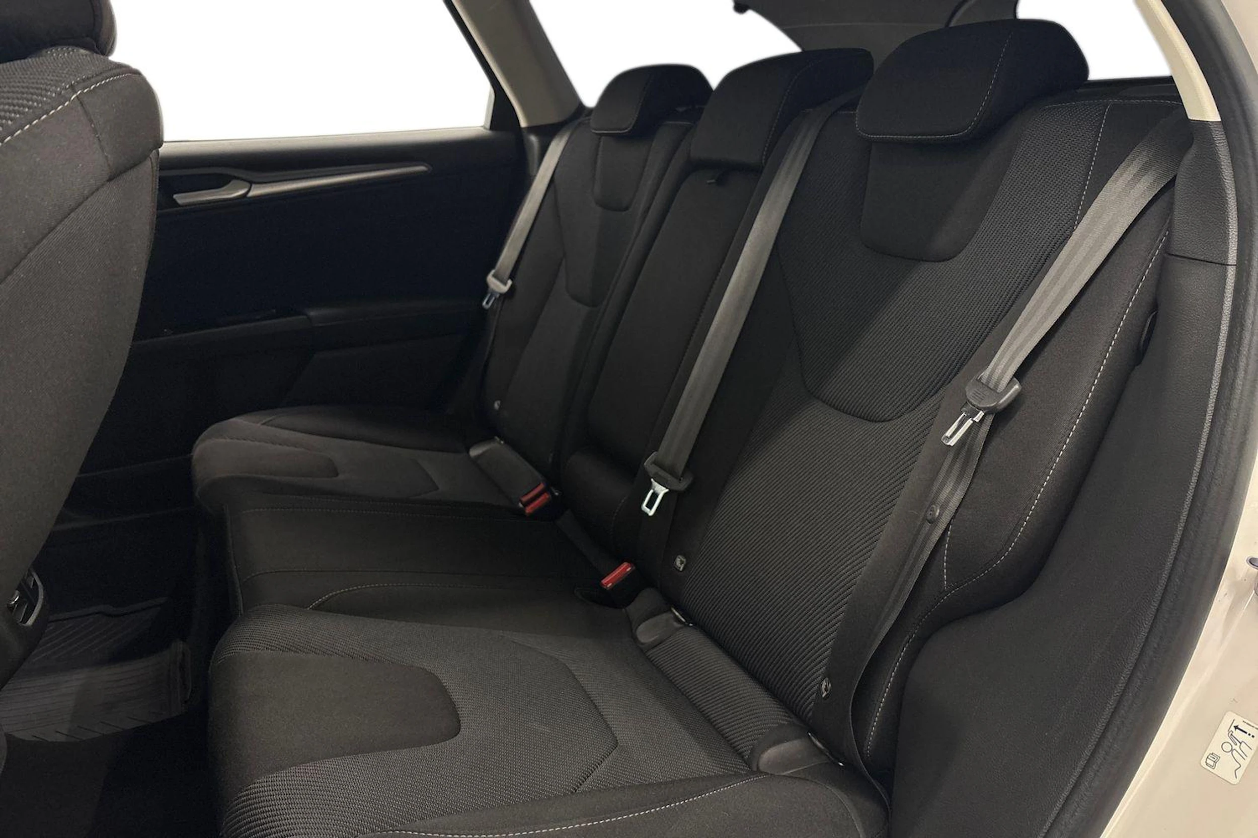 valkoinen Ford Mondeo 2017 kuva 8.