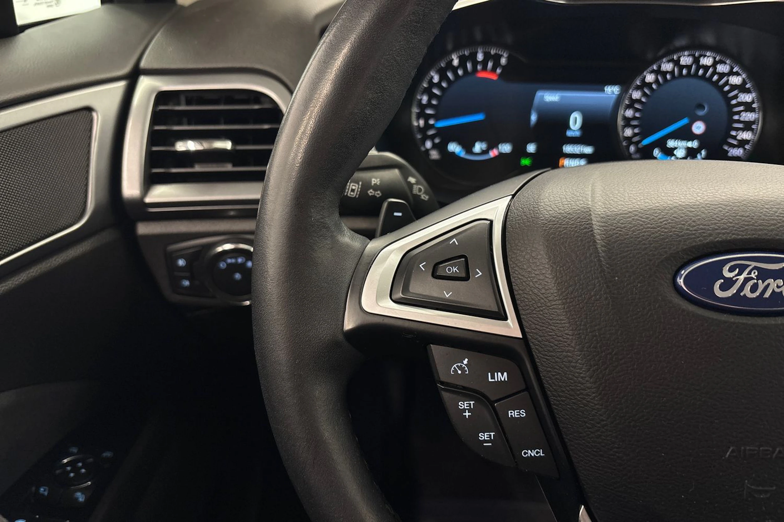 valkoinen Ford Mondeo 2017 kuva 12.