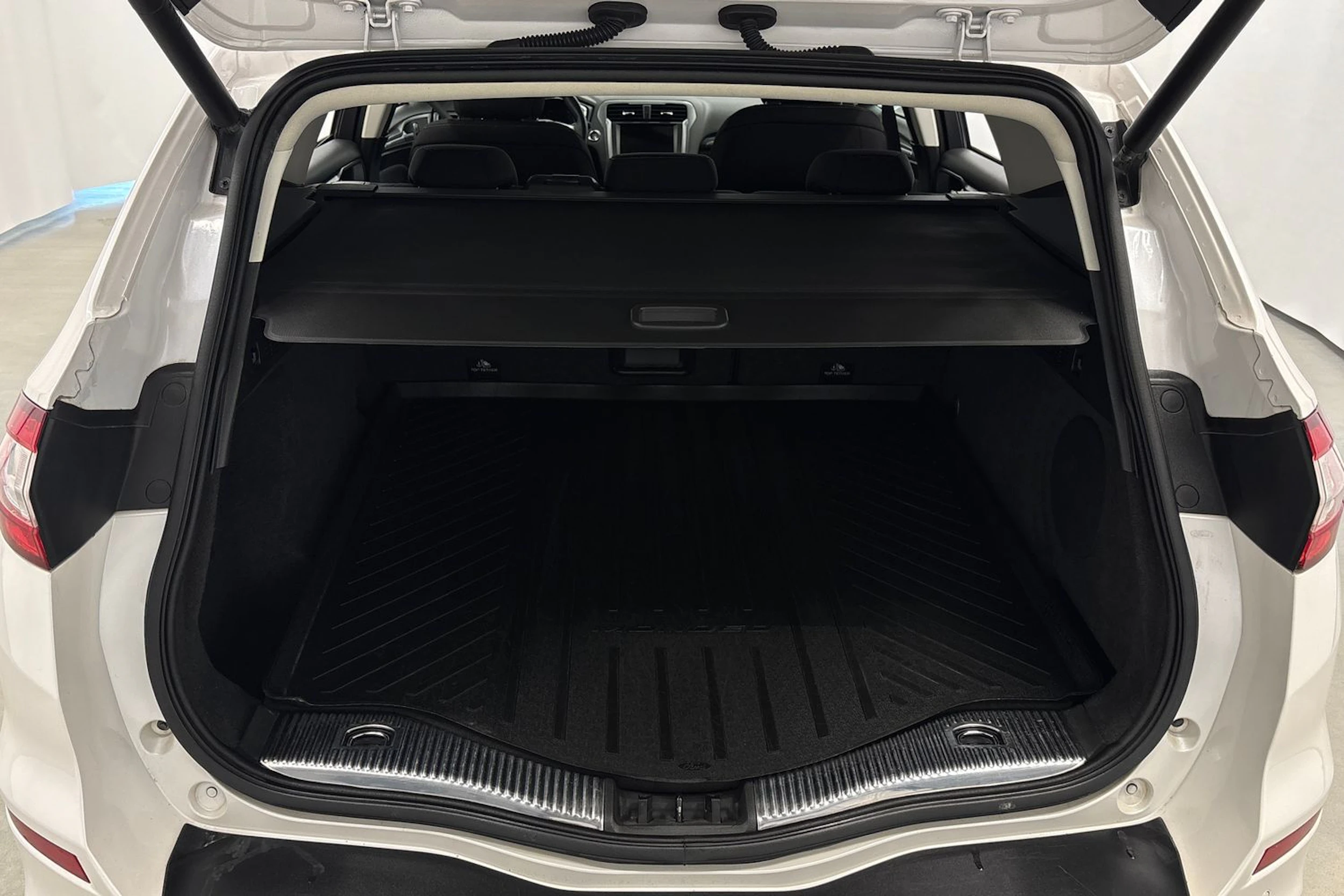 valkoinen Ford Mondeo 2017 kuva 21.