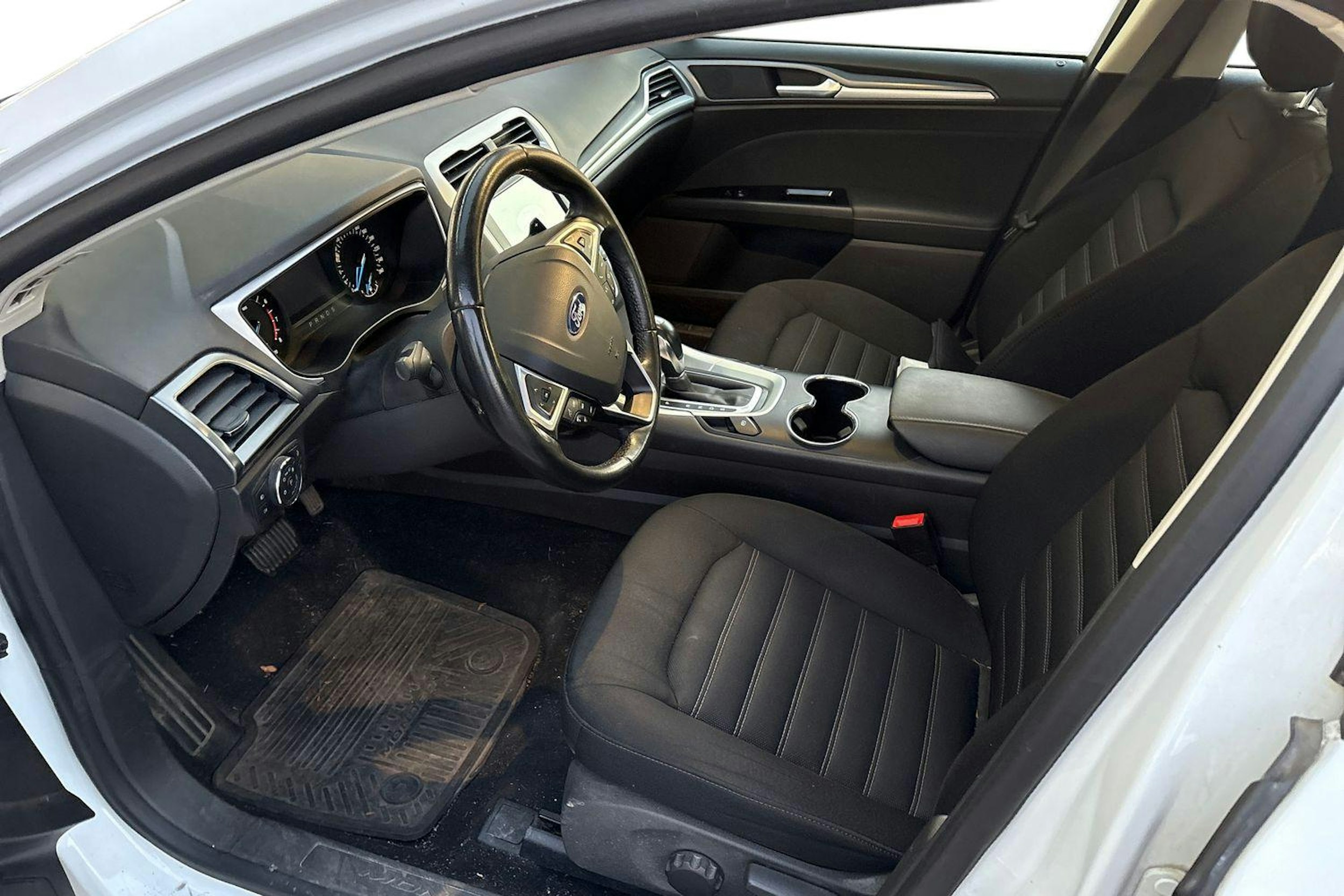 valkoinen Ford Mondeo 2017 kuva 3.