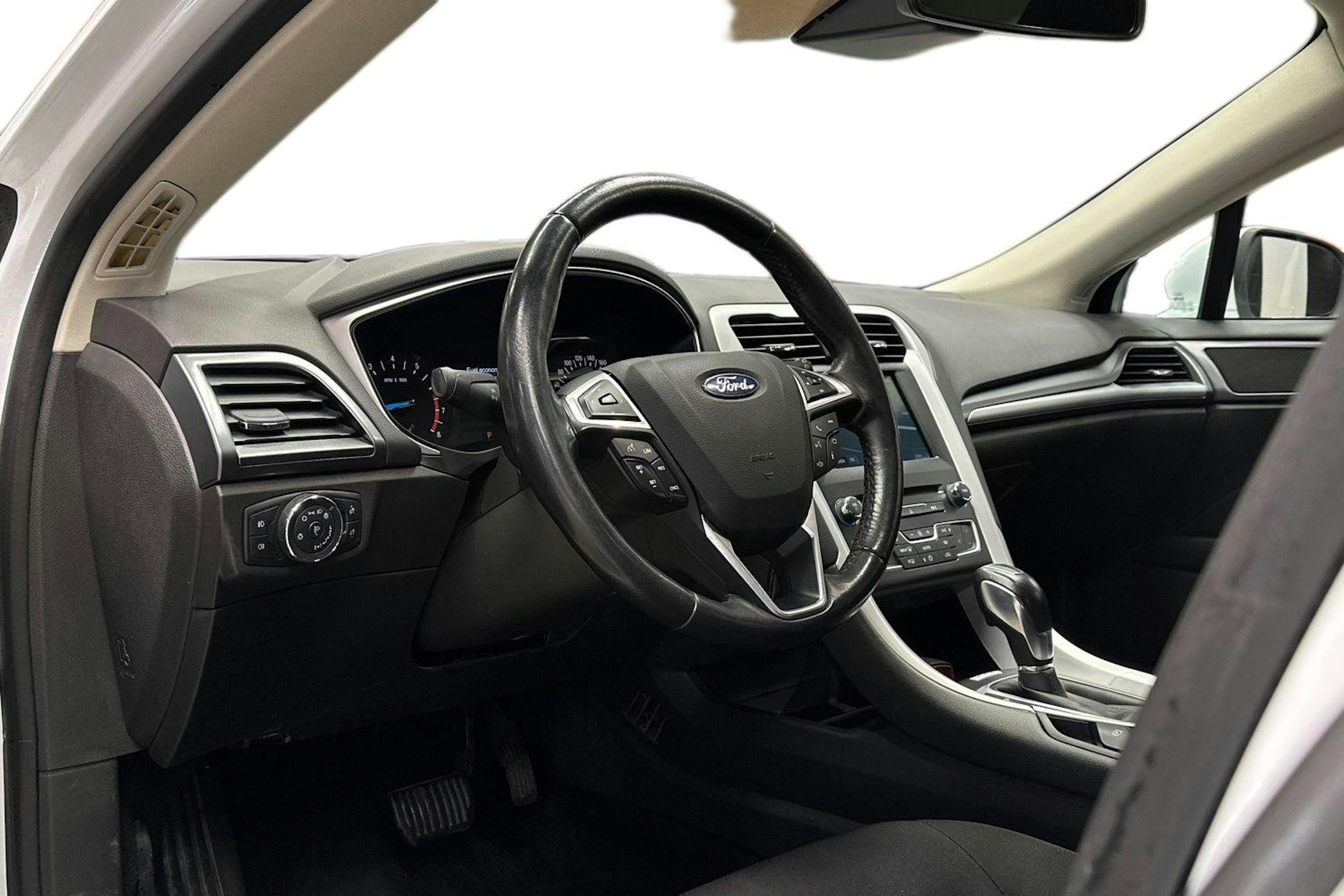 valkoinen Ford Mondeo 2017 kuva 7.