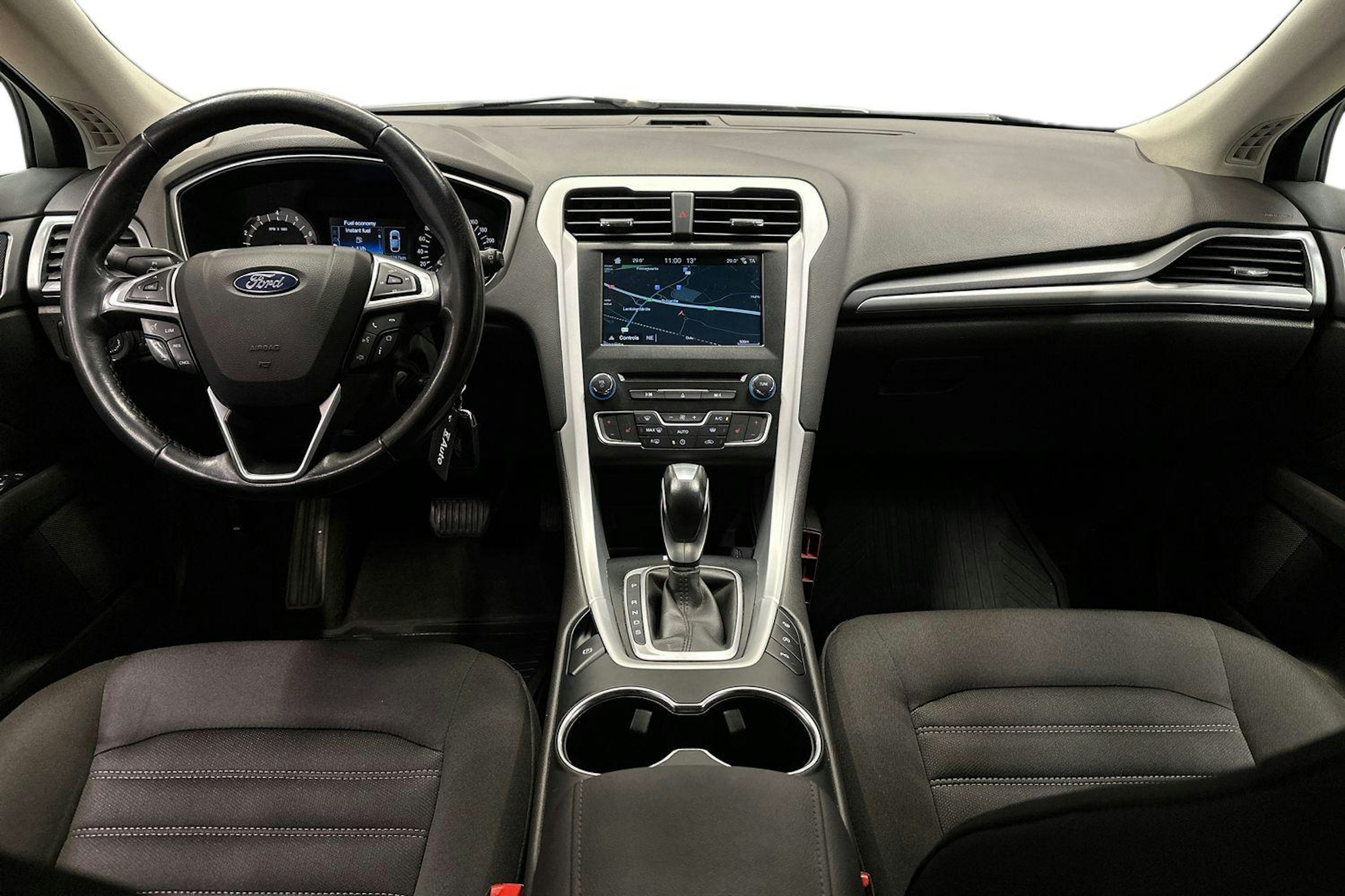 valkoinen Ford Mondeo 2017 kuva 9.