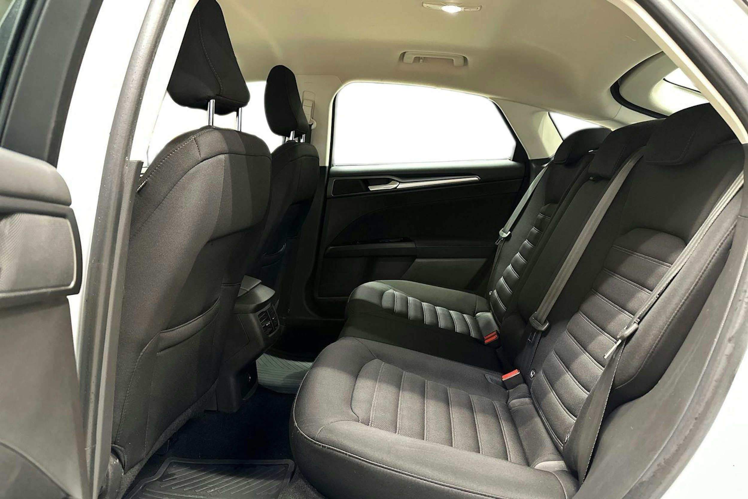 valkoinen Ford Mondeo 2017 kuva 10.