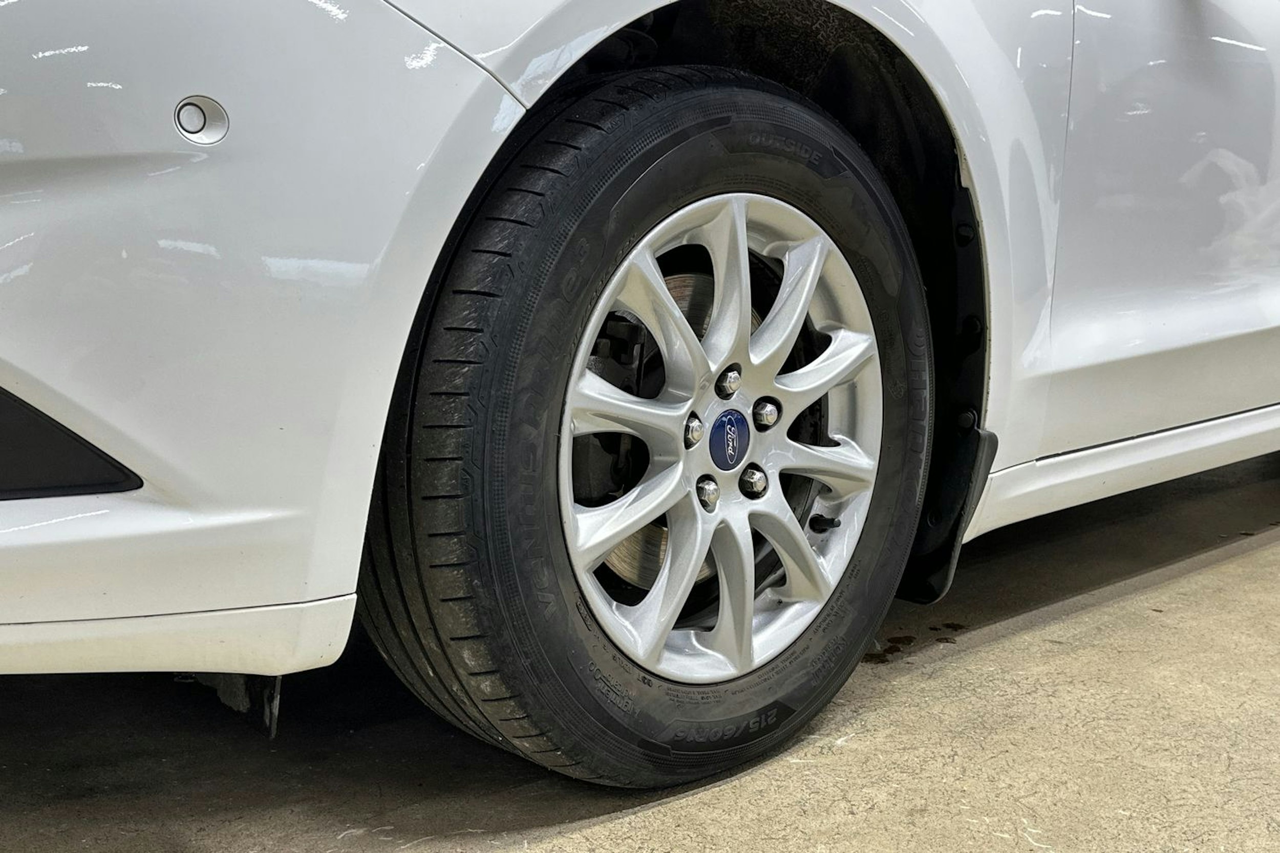 valkoinen Ford Mondeo 2017 kuva 11.