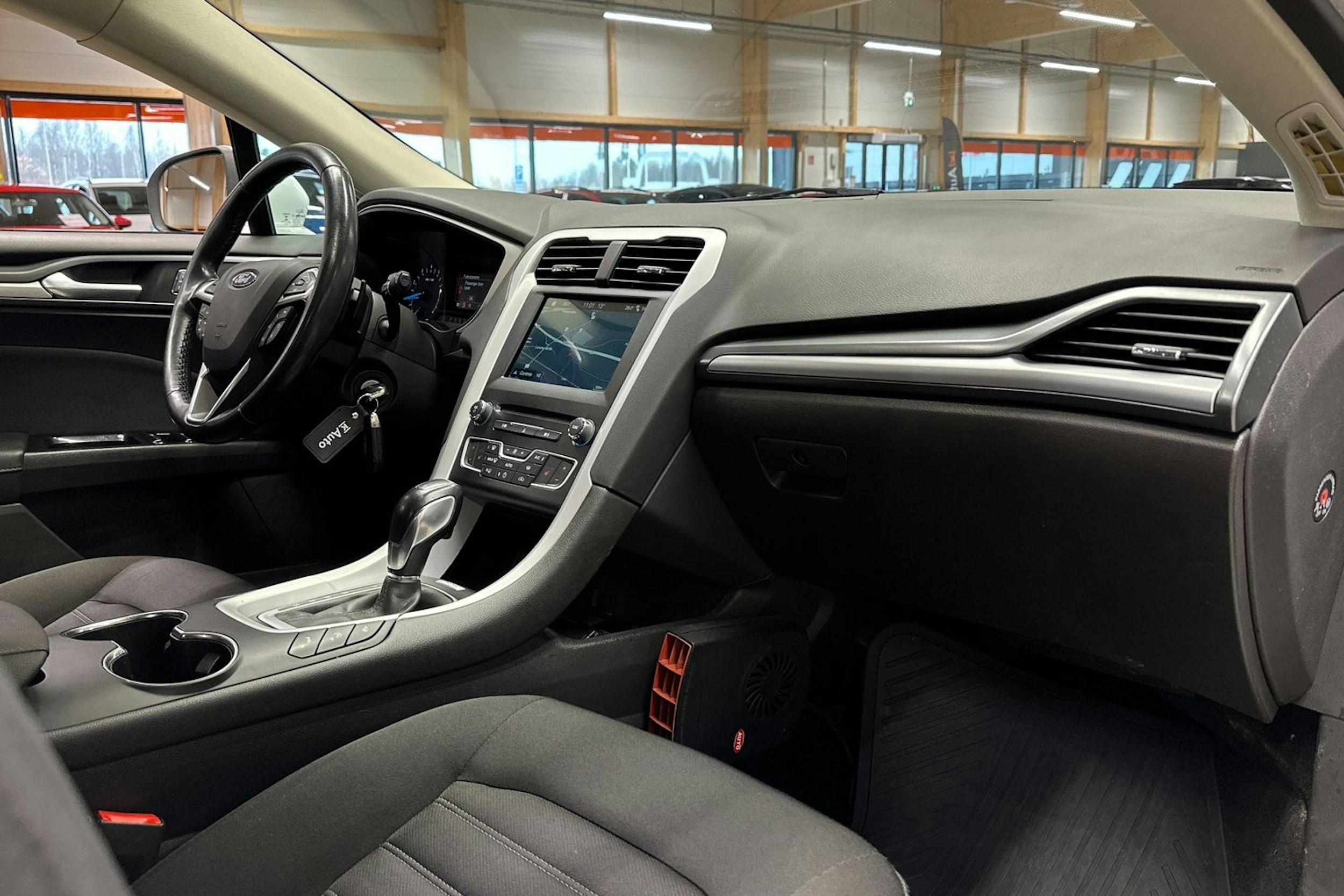 valkoinen Ford Mondeo 2017 kuva 14.