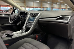 valkoinen Ford Mondeo 2017 kuva 14.