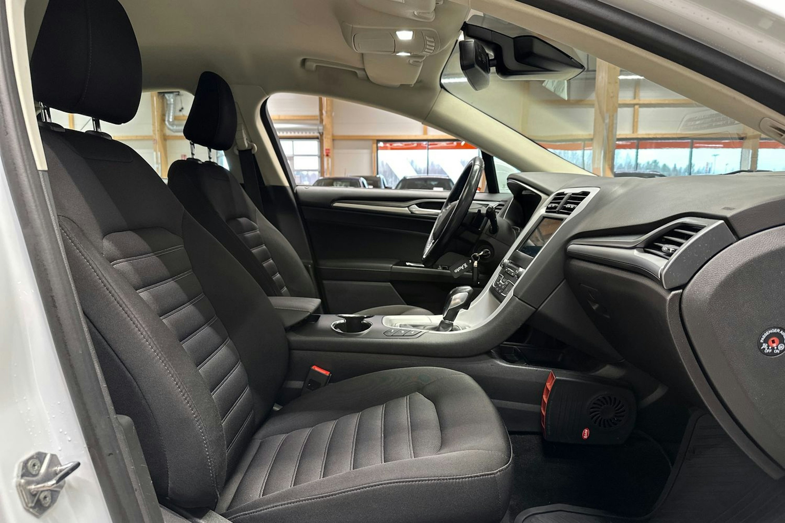 valkoinen Ford Mondeo 2017 kuva 15.