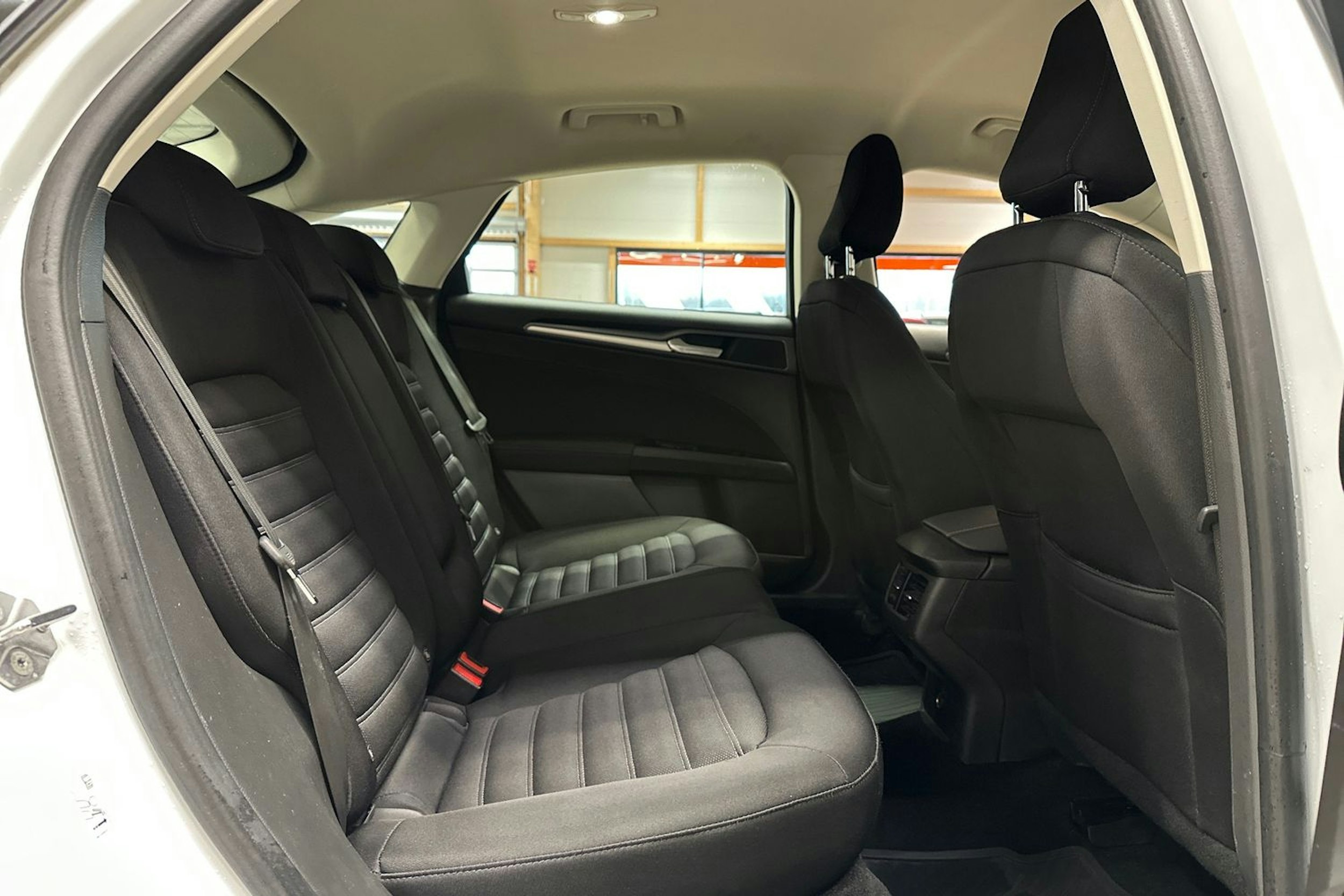 valkoinen Ford Mondeo 2017 kuva 16.