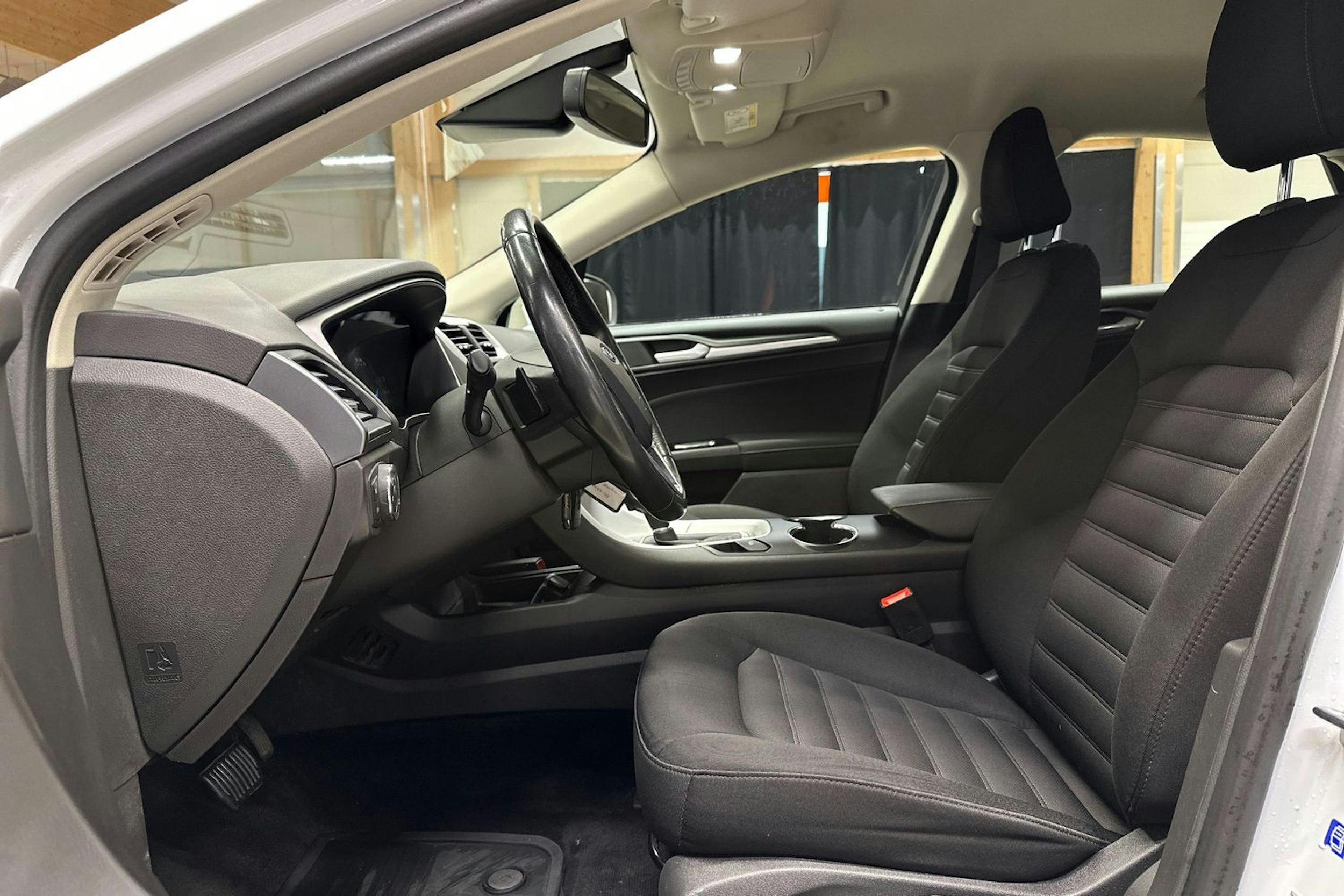 valkoinen Ford Mondeo 2017 kuva 17.