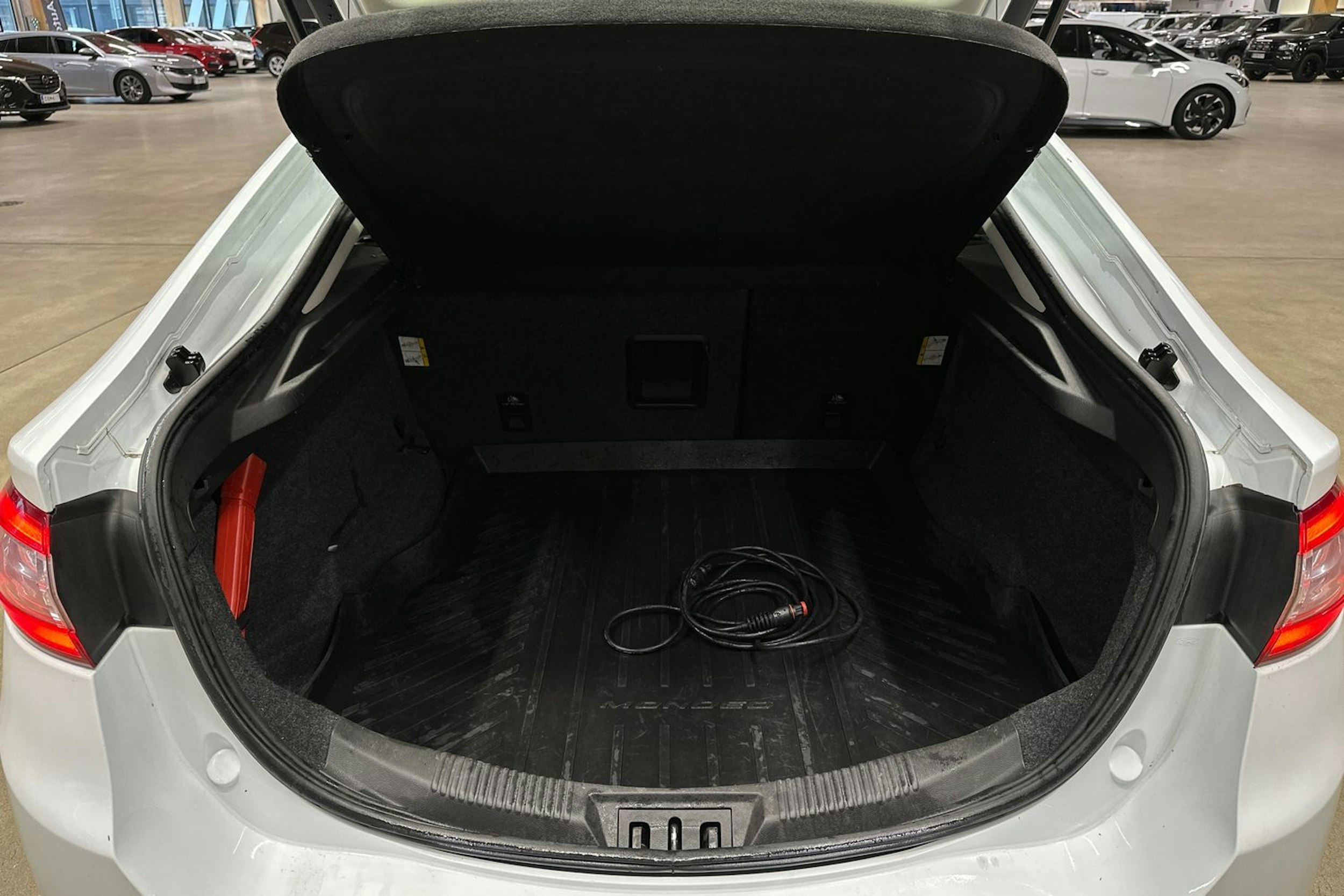 valkoinen Ford Mondeo 2017 kuva 29.