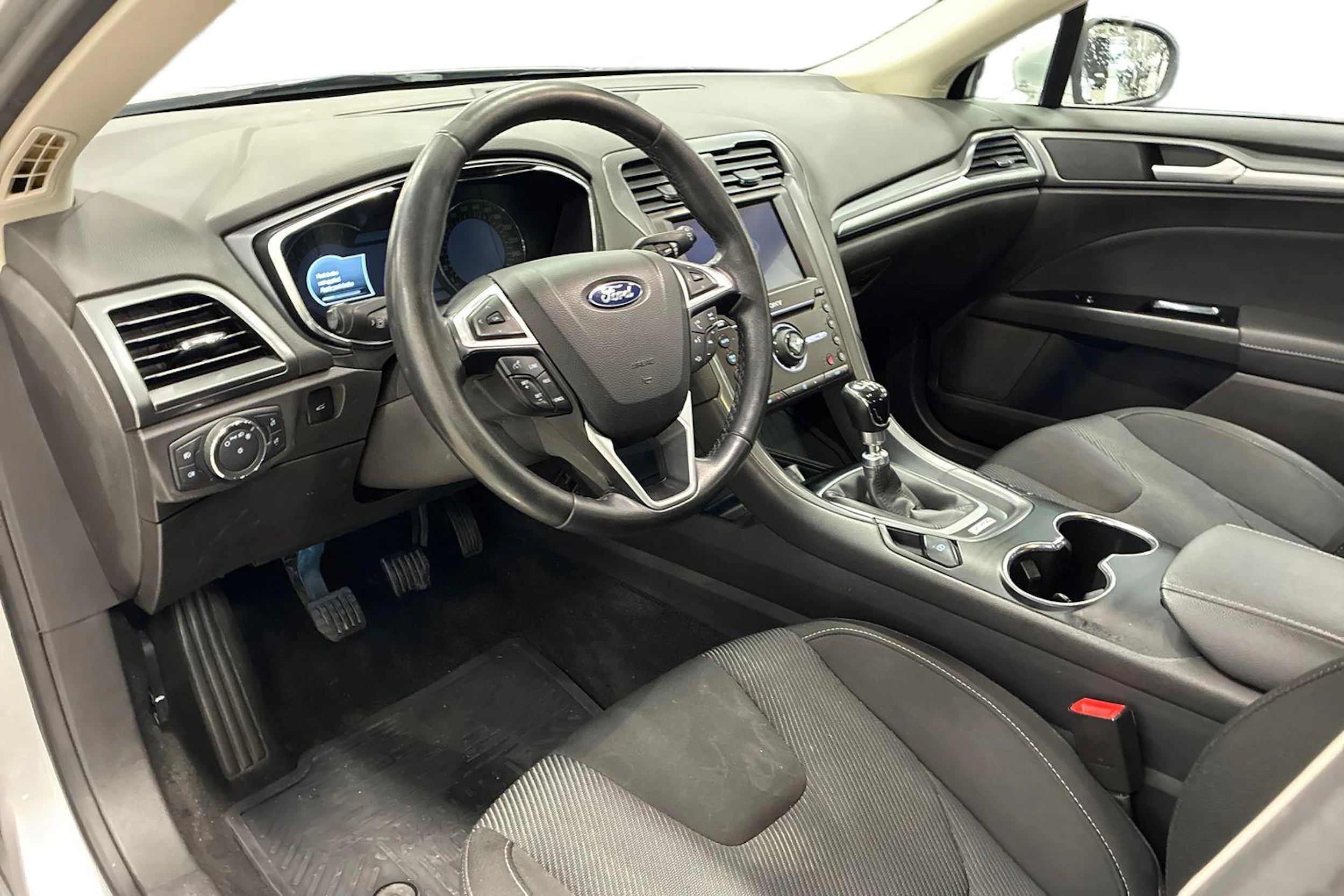 harmaa Ford Mondeo 2017 kuva 6.