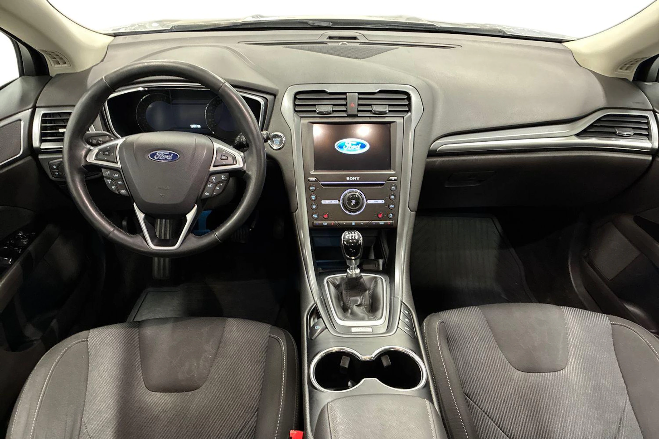 harmaa Ford Mondeo 2017 kuva 7.