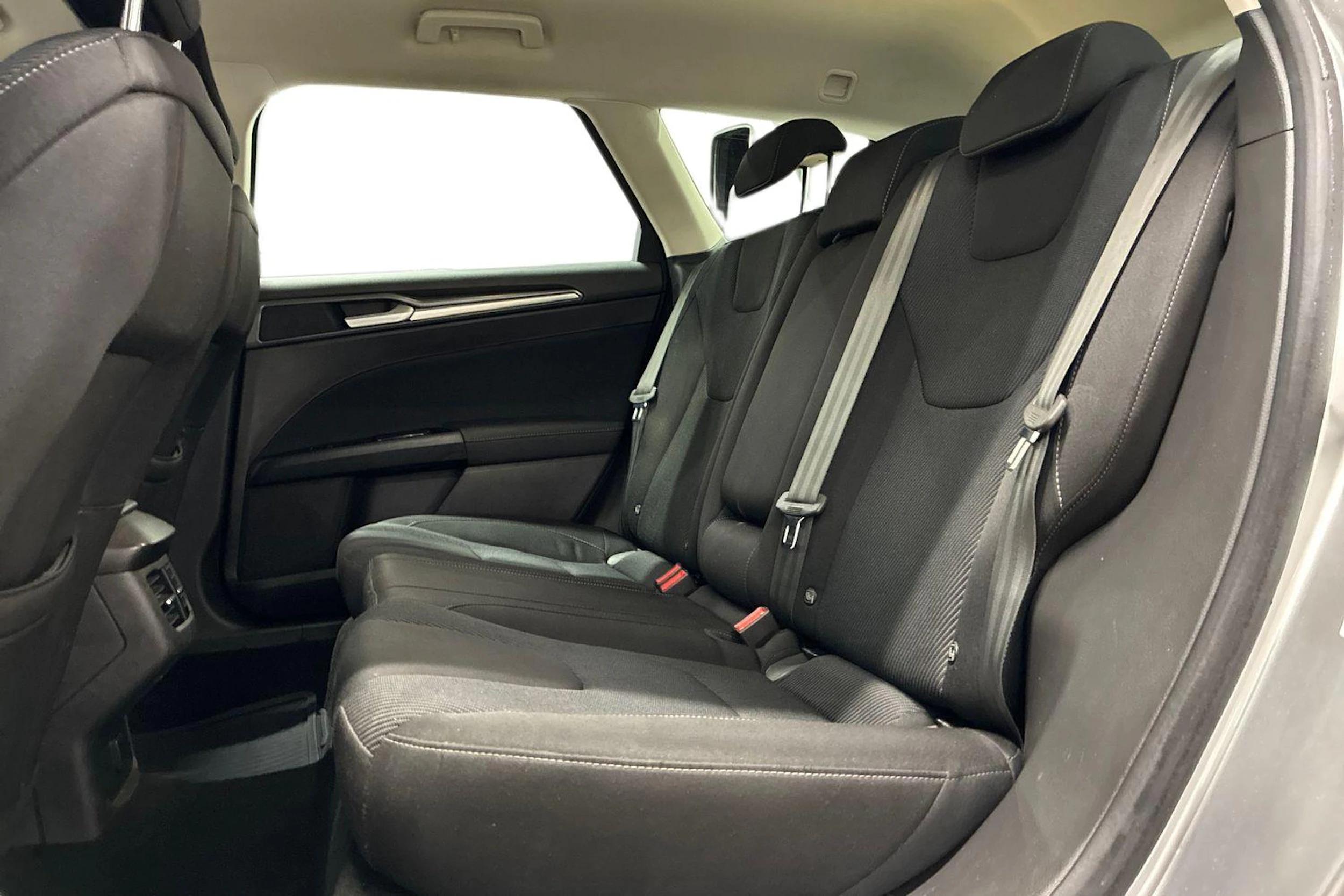 harmaa Ford Mondeo 2017 kuva 8.