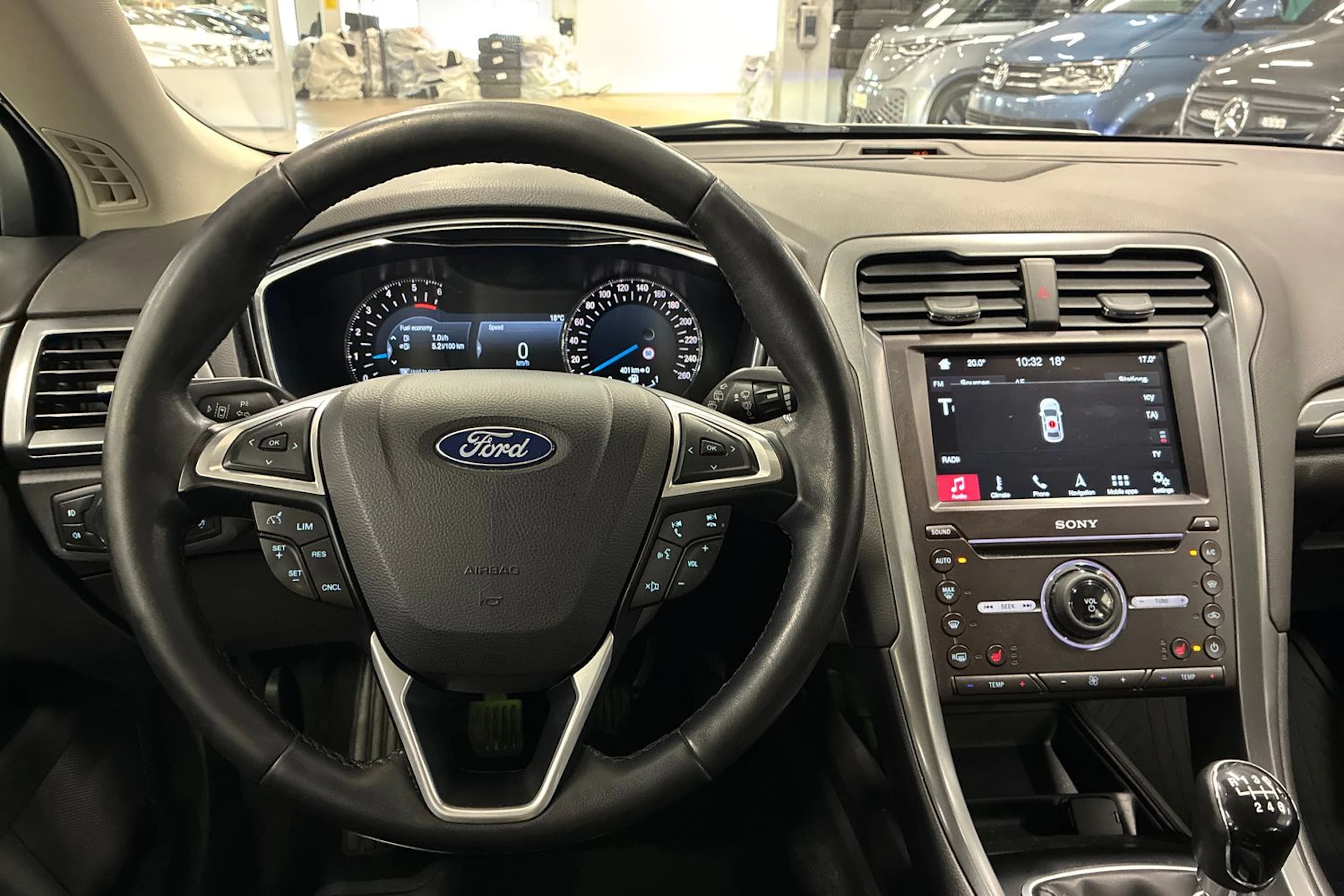 harmaa Ford Mondeo 2017 kuva 11.