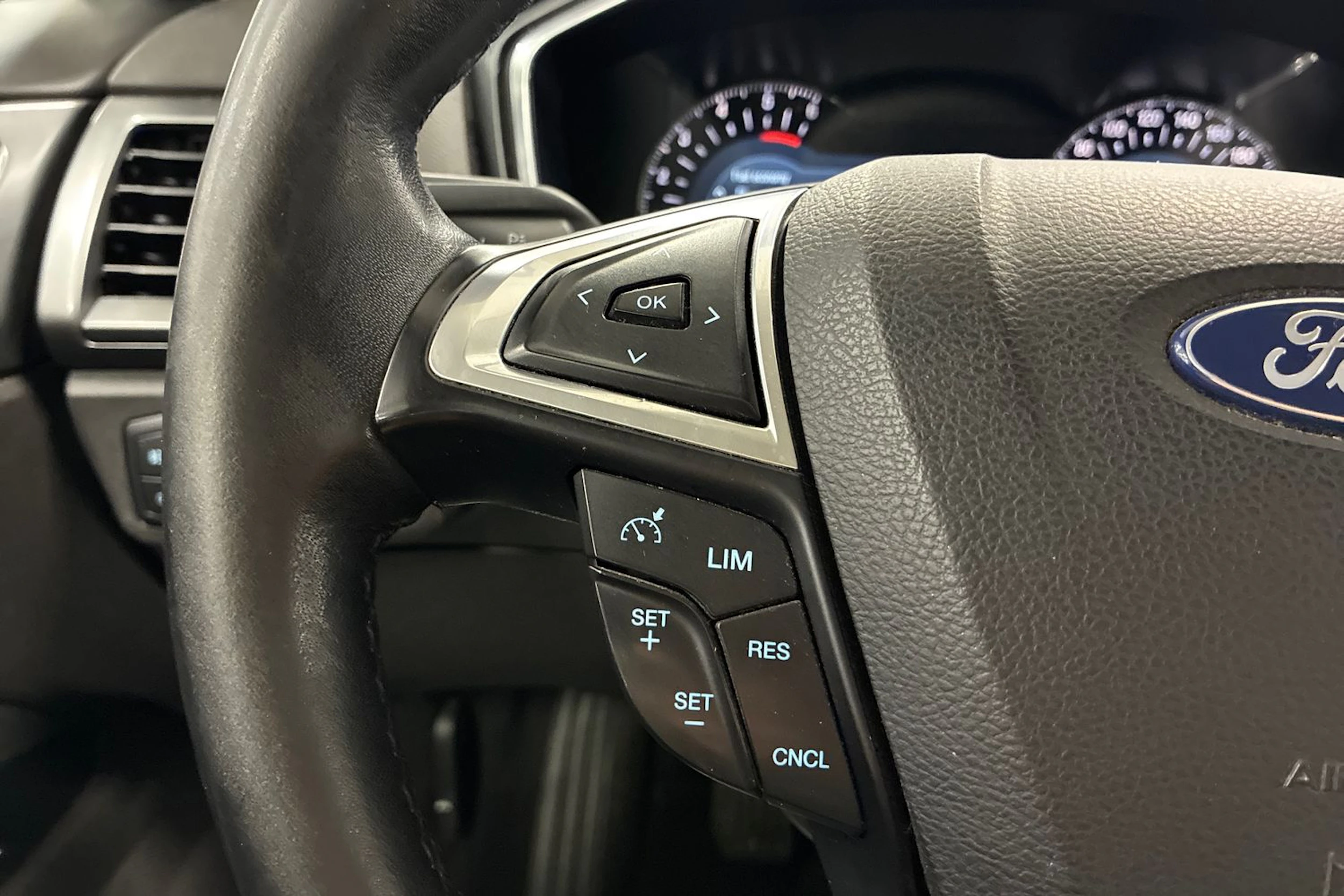 harmaa Ford Mondeo 2017 kuva 13.