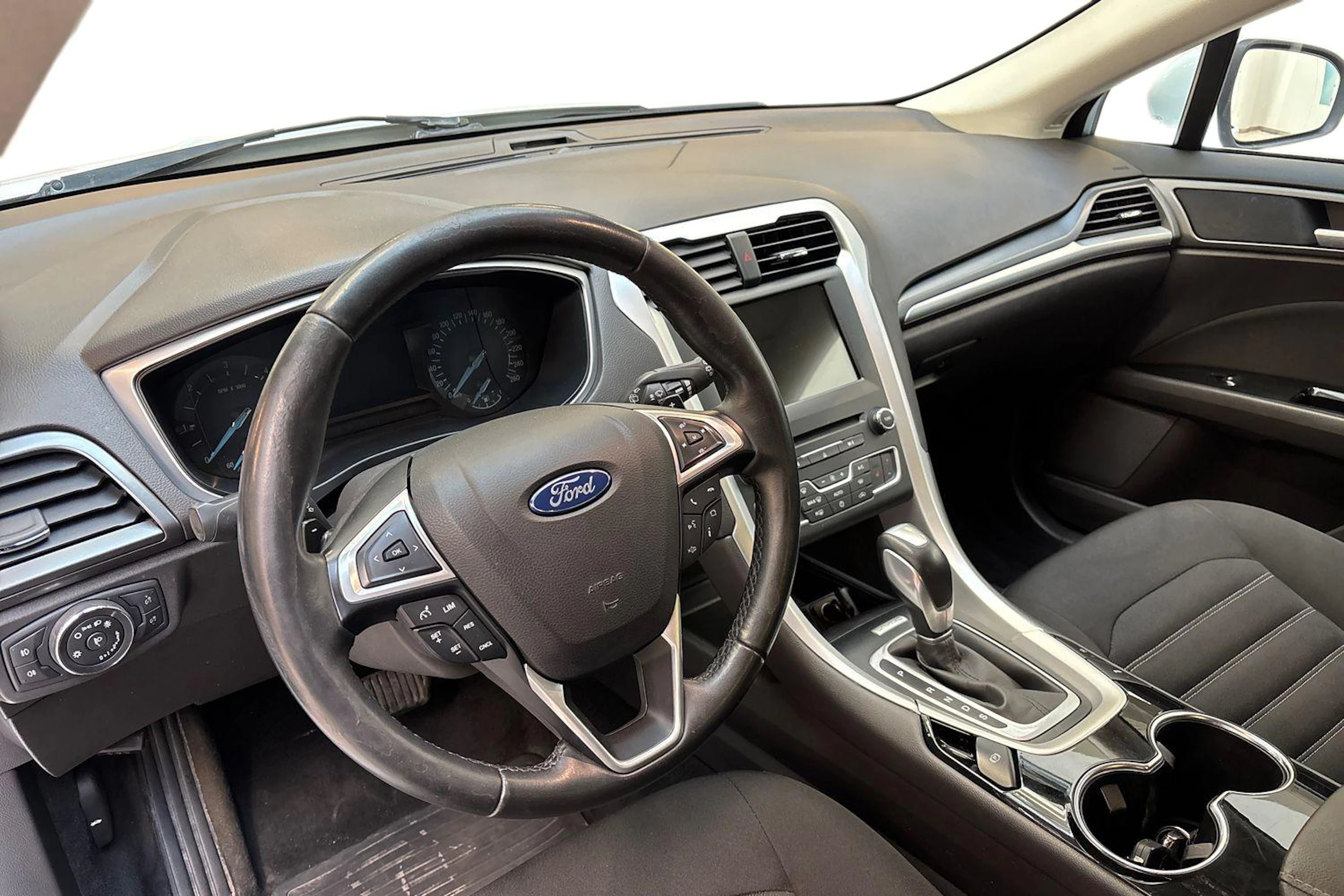 valkoinen Ford Mondeo 2017 kuva 6.