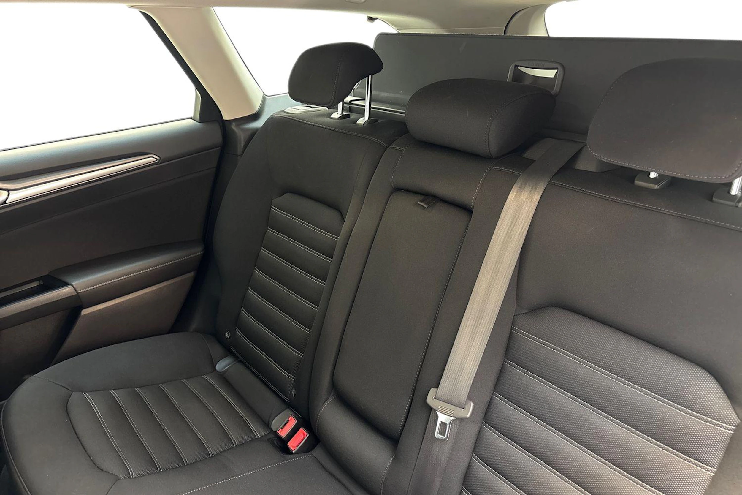 valkoinen Ford Mondeo 2017 kuva 8.