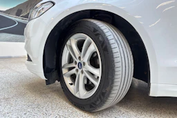 valkoinen Ford Mondeo 2017 kuva 10.