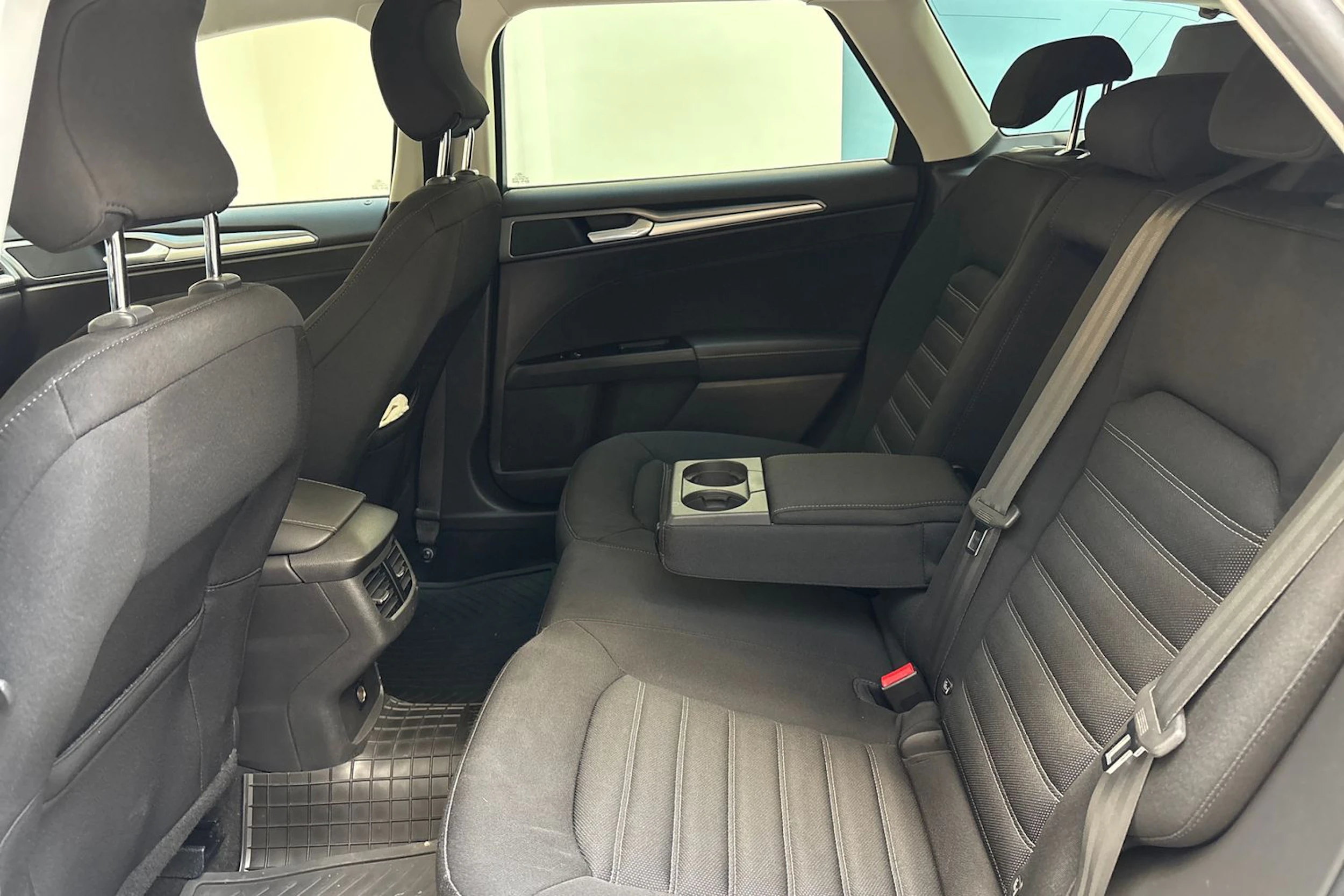 valkoinen Ford Mondeo 2017 kuva 13.