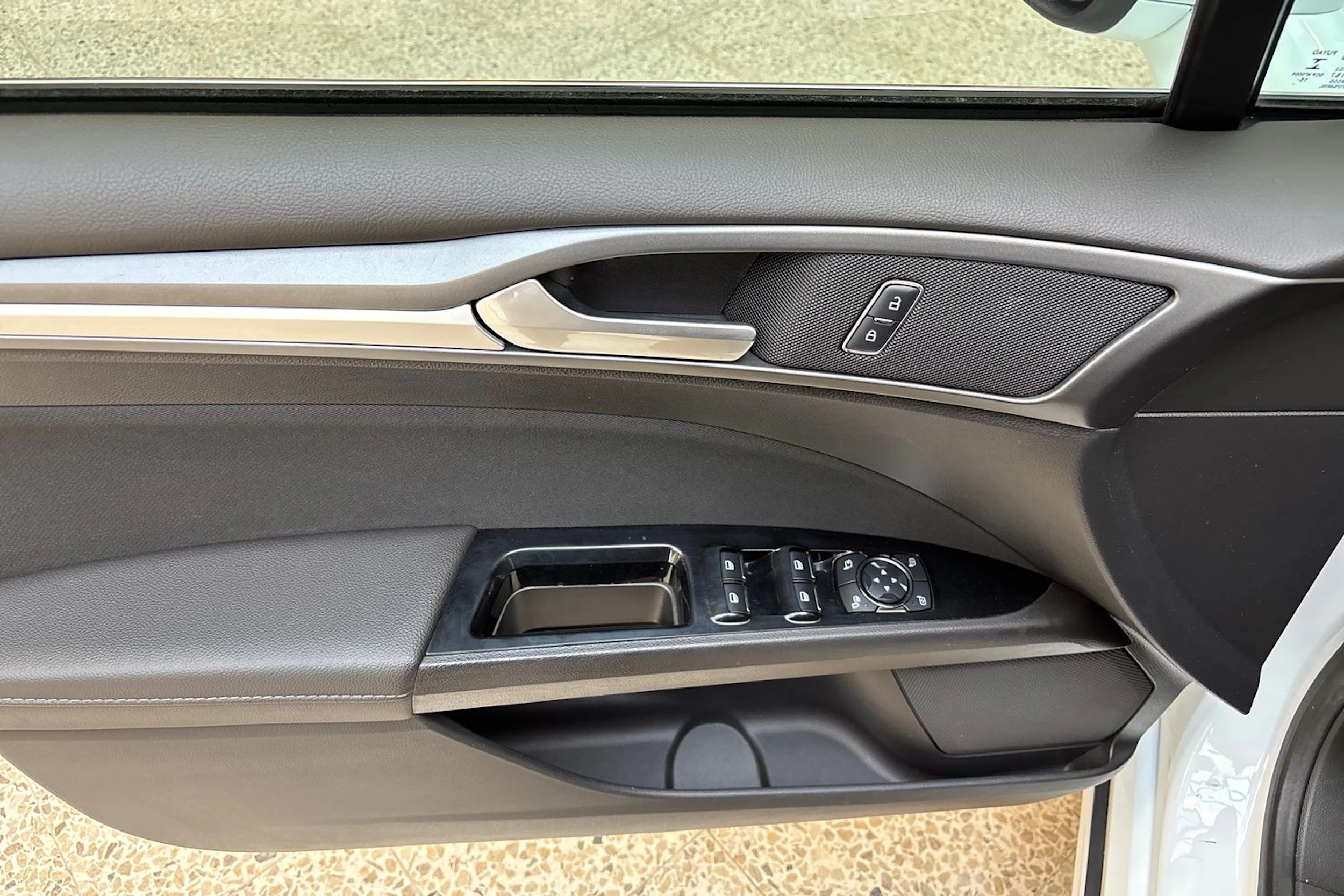 valkoinen Ford Mondeo 2017 kuva 14.