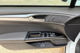 valkoinen Ford Mondeo 2017 kuva 14.