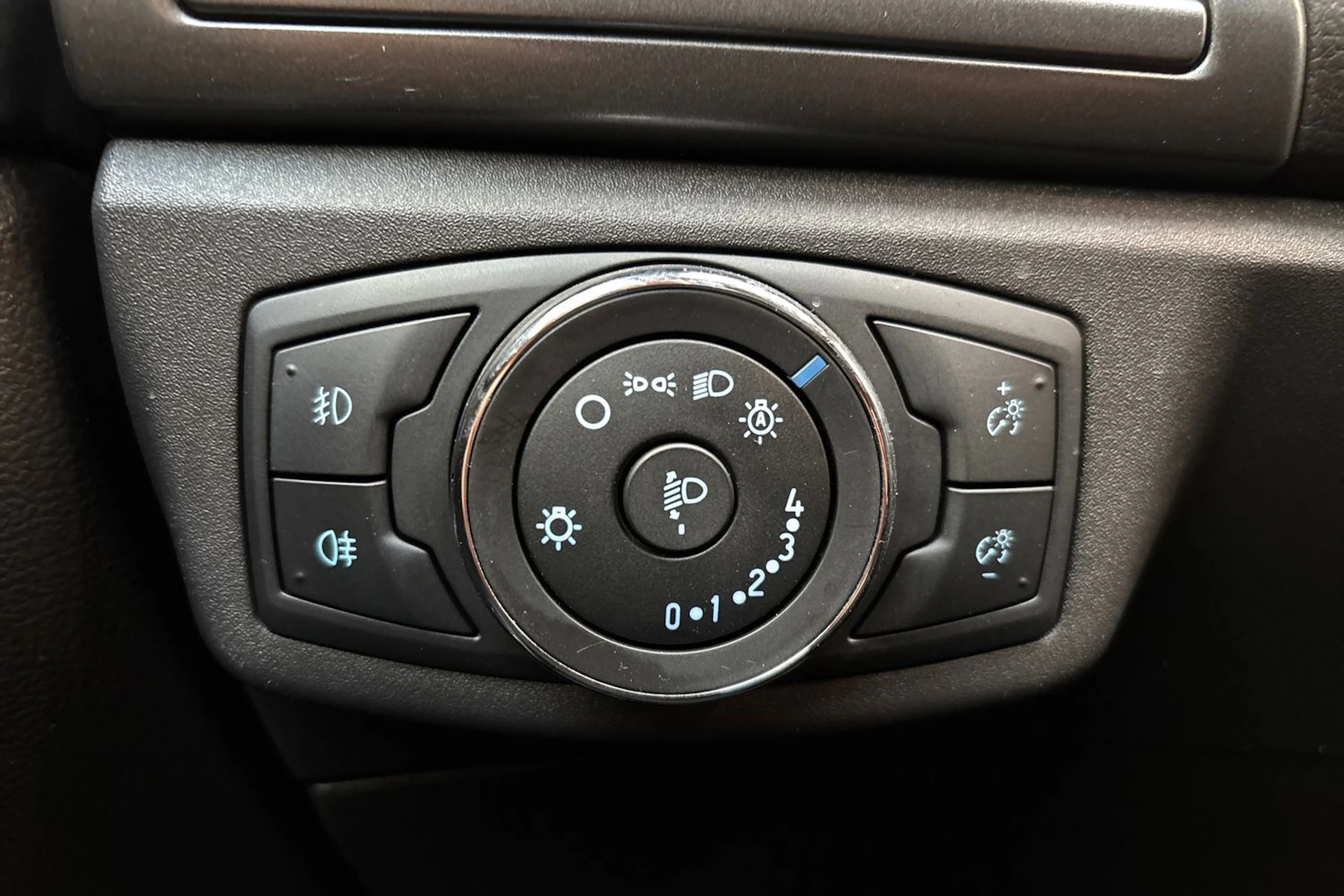valkoinen Ford Mondeo 2017 kuva 15.