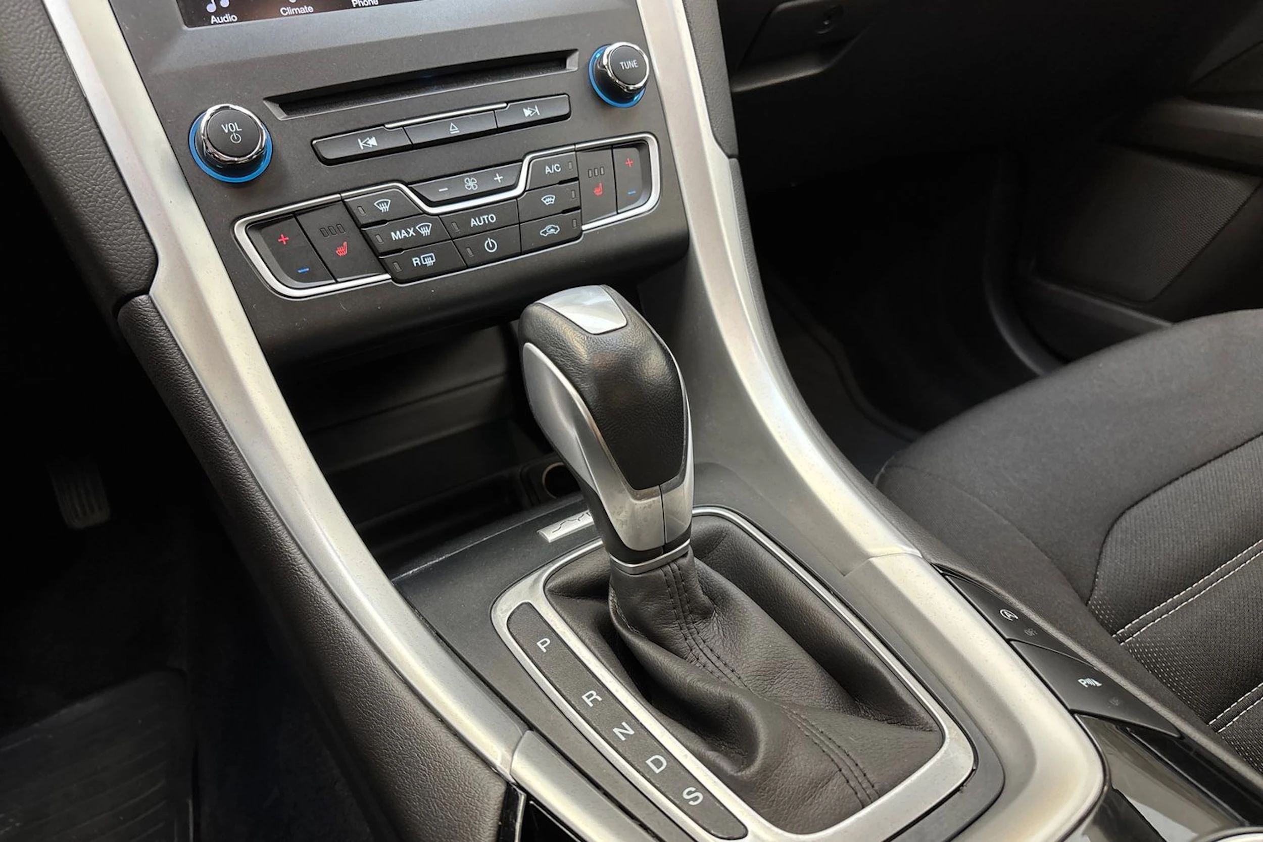 valkoinen Ford Mondeo 2017 kuva 19.