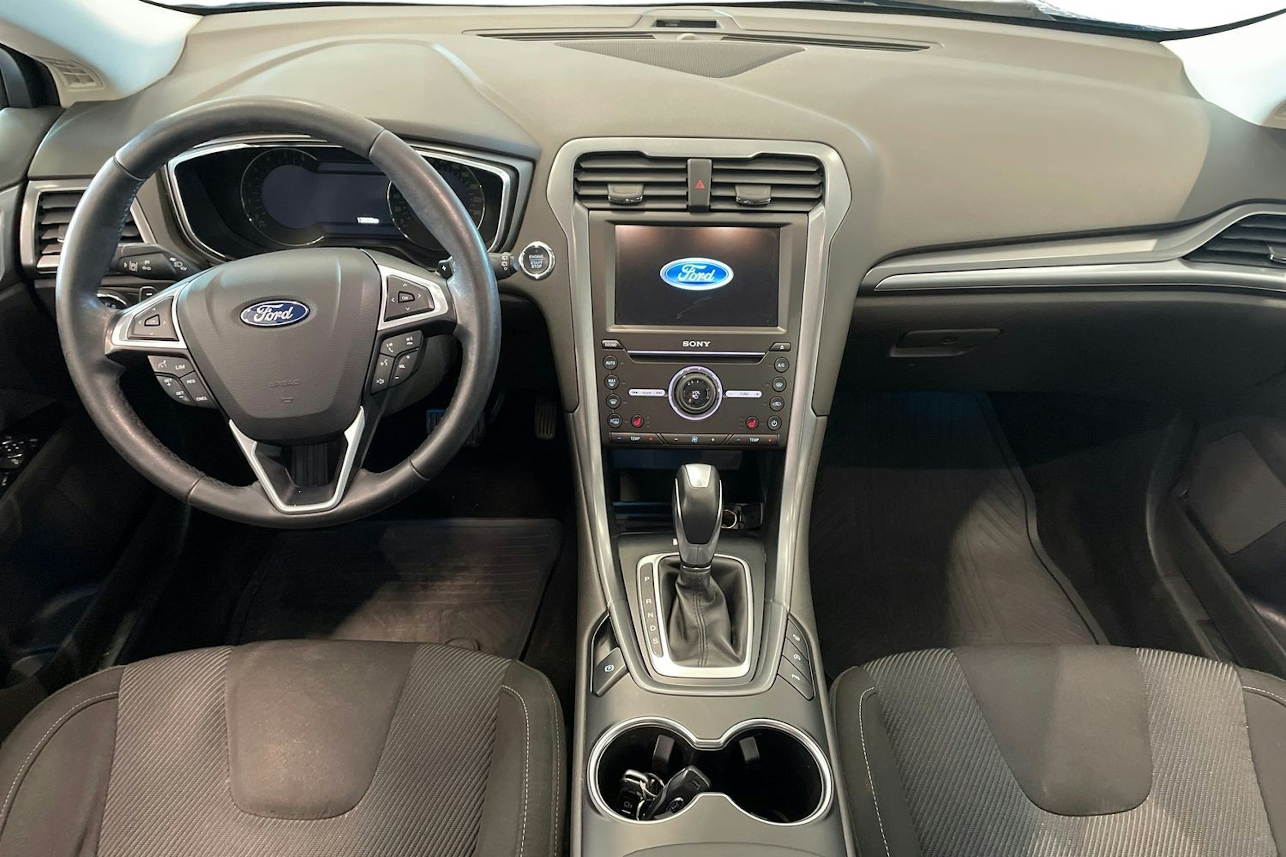 sininen Ford Mondeo 2017 kuva 9.