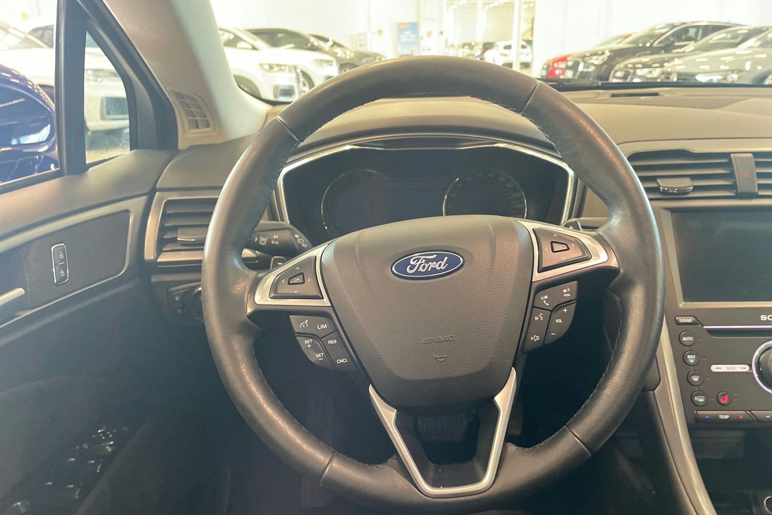 sininen Ford Mondeo 2017 kuva 14.