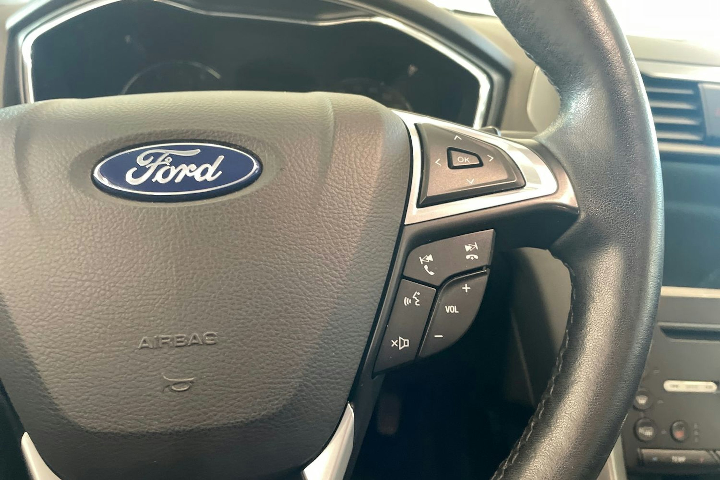 sininen Ford Mondeo 2017 kuva 16.
