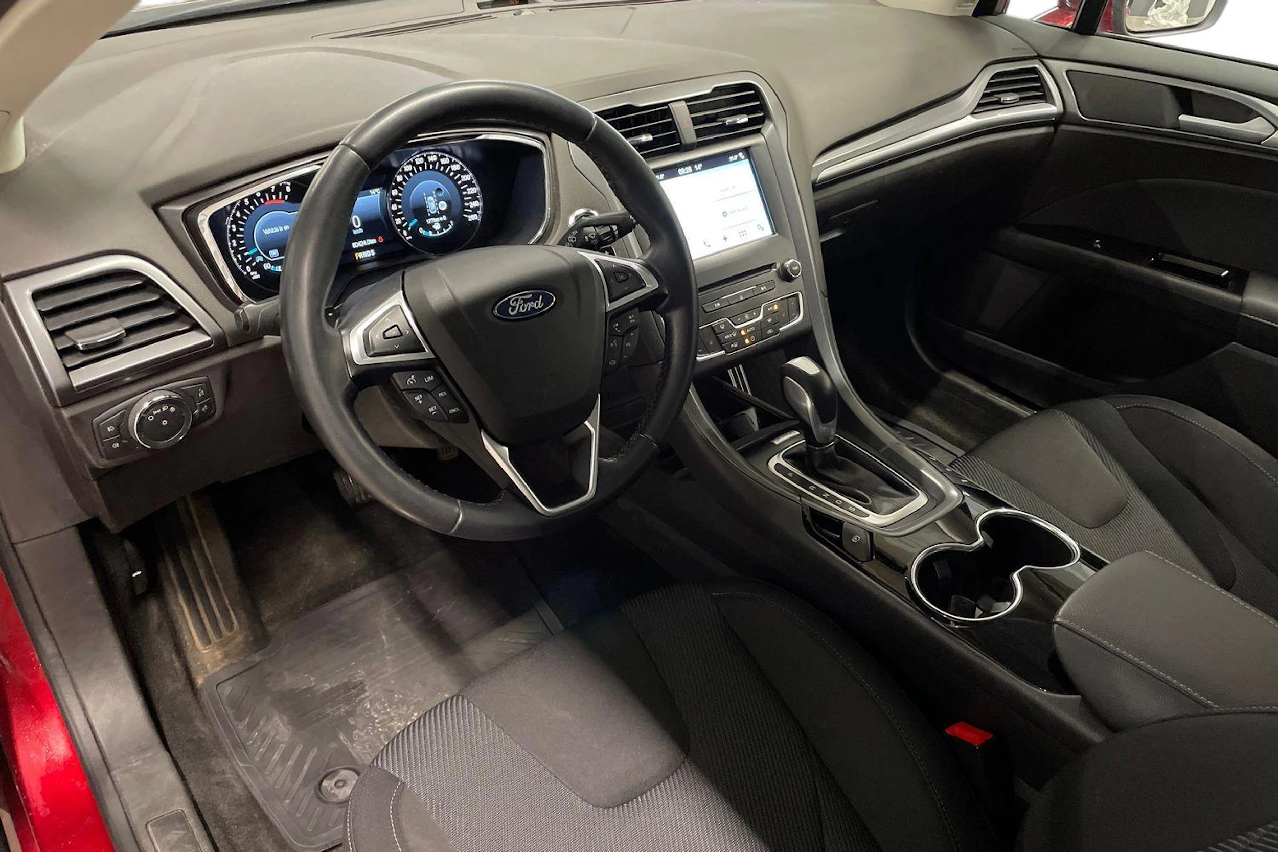 punainen Ford Mondeo 2017 kuva 8.