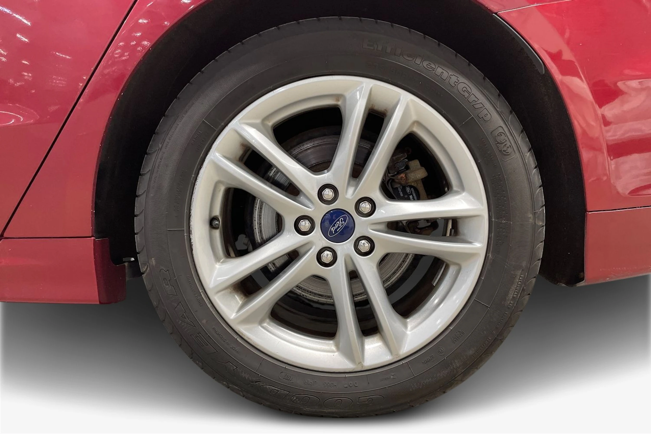 punainen Ford Mondeo 2017 kuva 12.