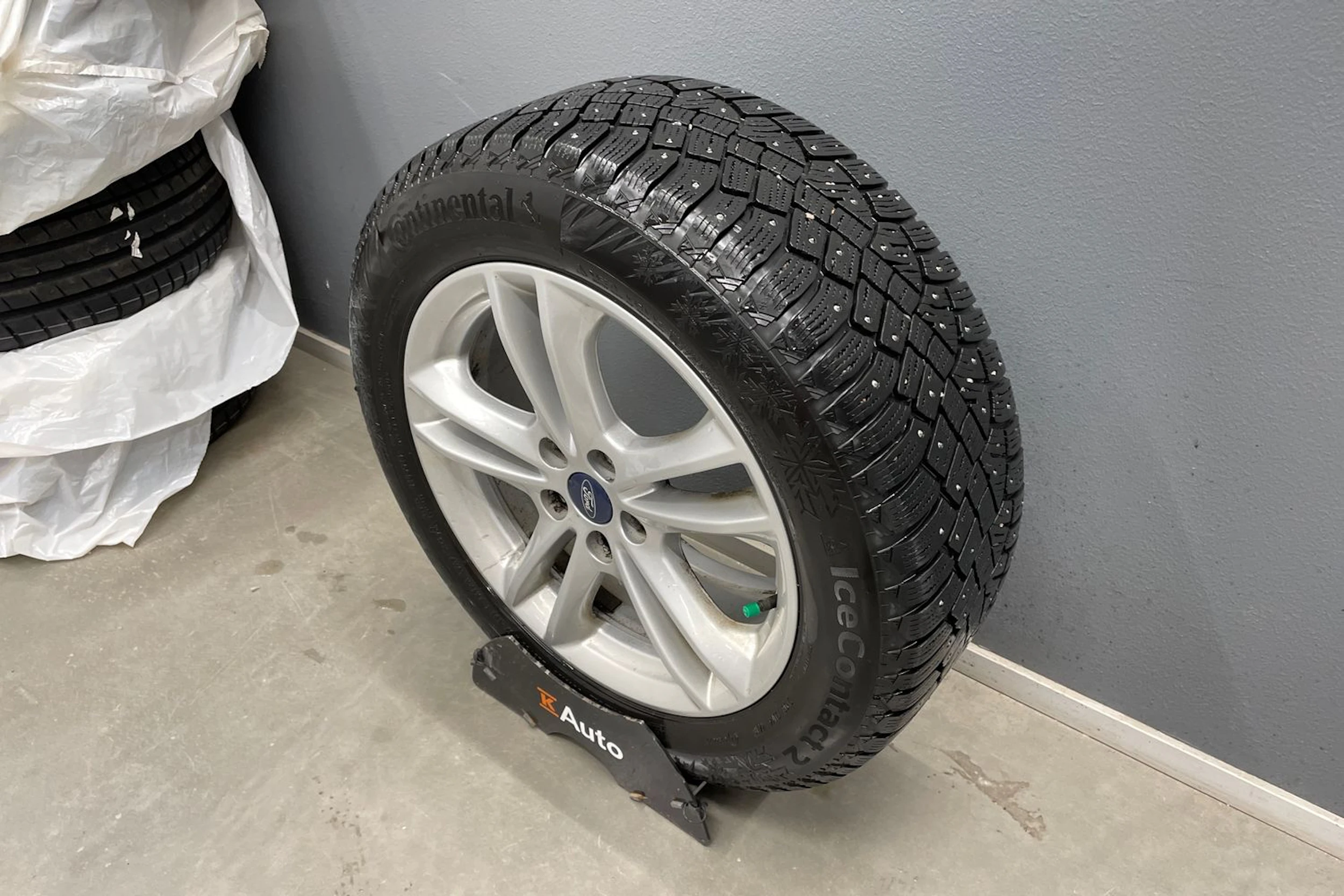 punainen Ford Mondeo 2017 kuva 15.