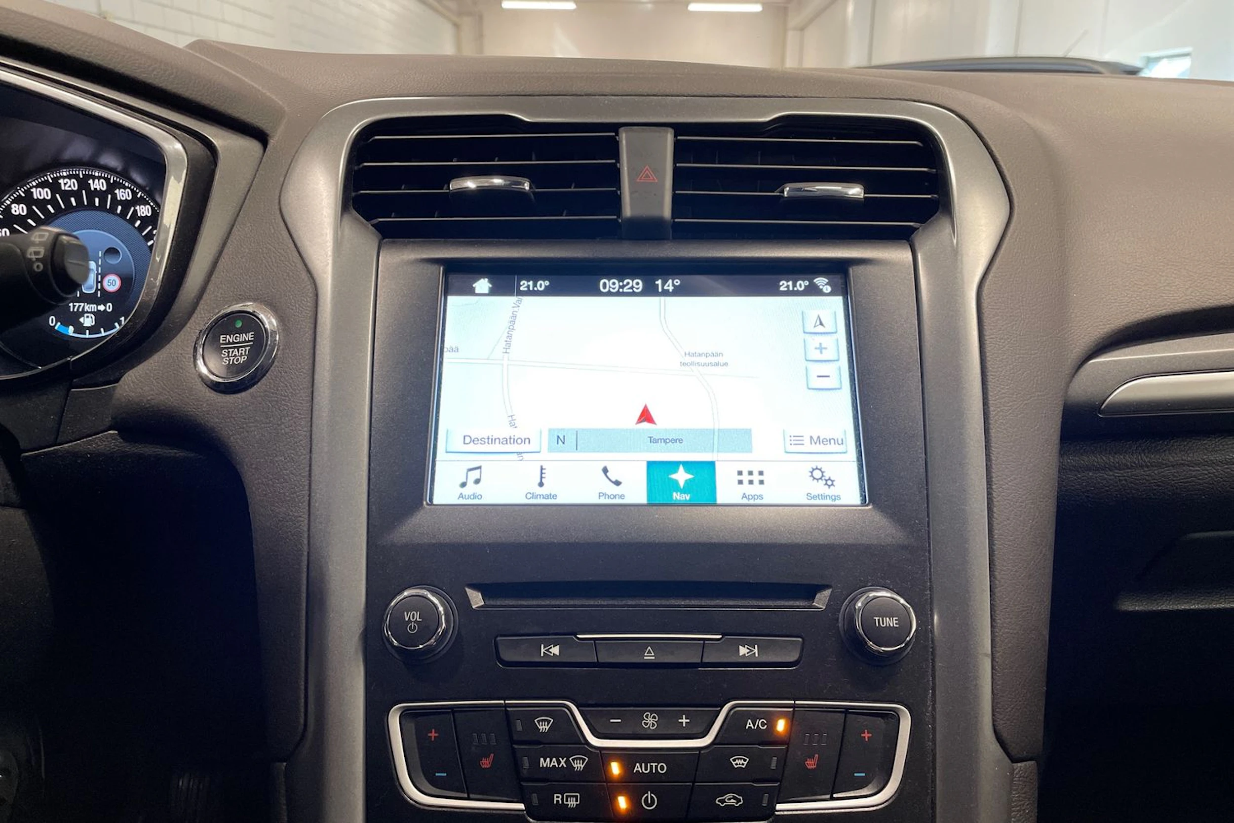 punainen Ford Mondeo 2017 kuva 19.