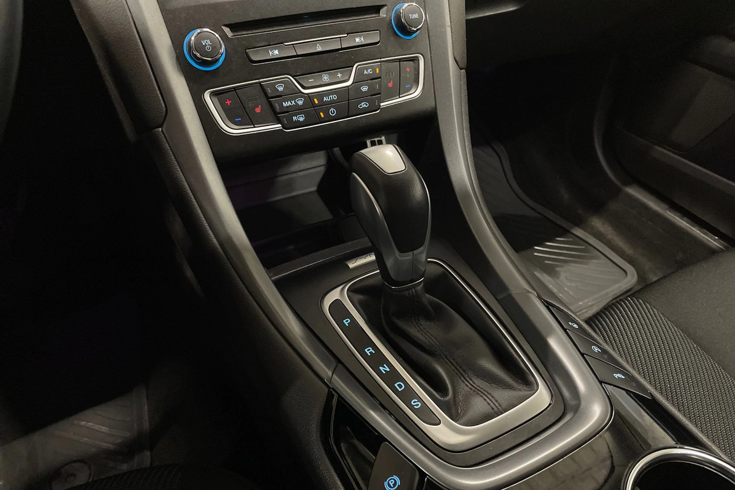 punainen Ford Mondeo 2017 kuva 22.