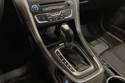 punainen Ford Mondeo 2017 kuva 22.
