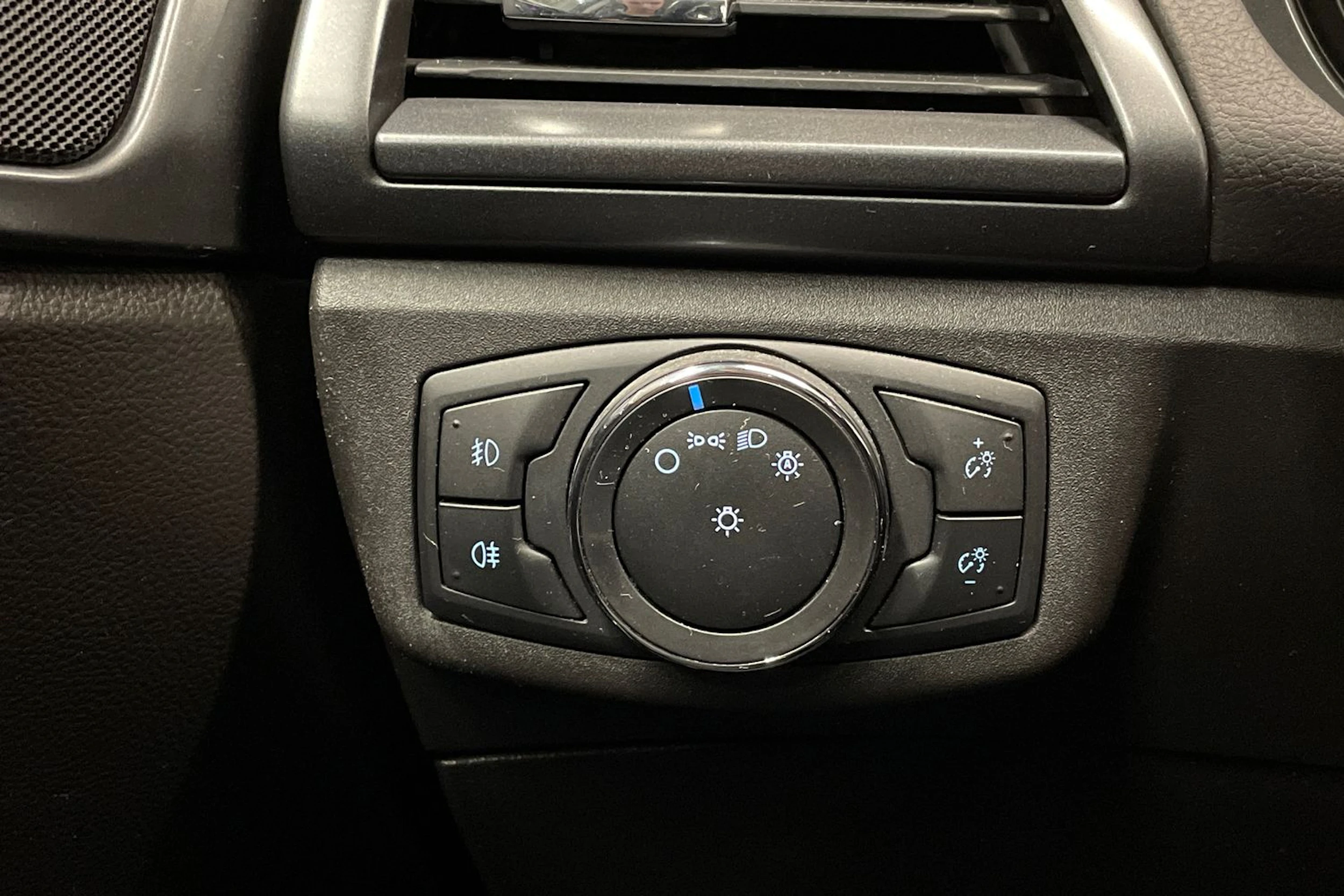 punainen Ford Mondeo 2017 kuva 23.
