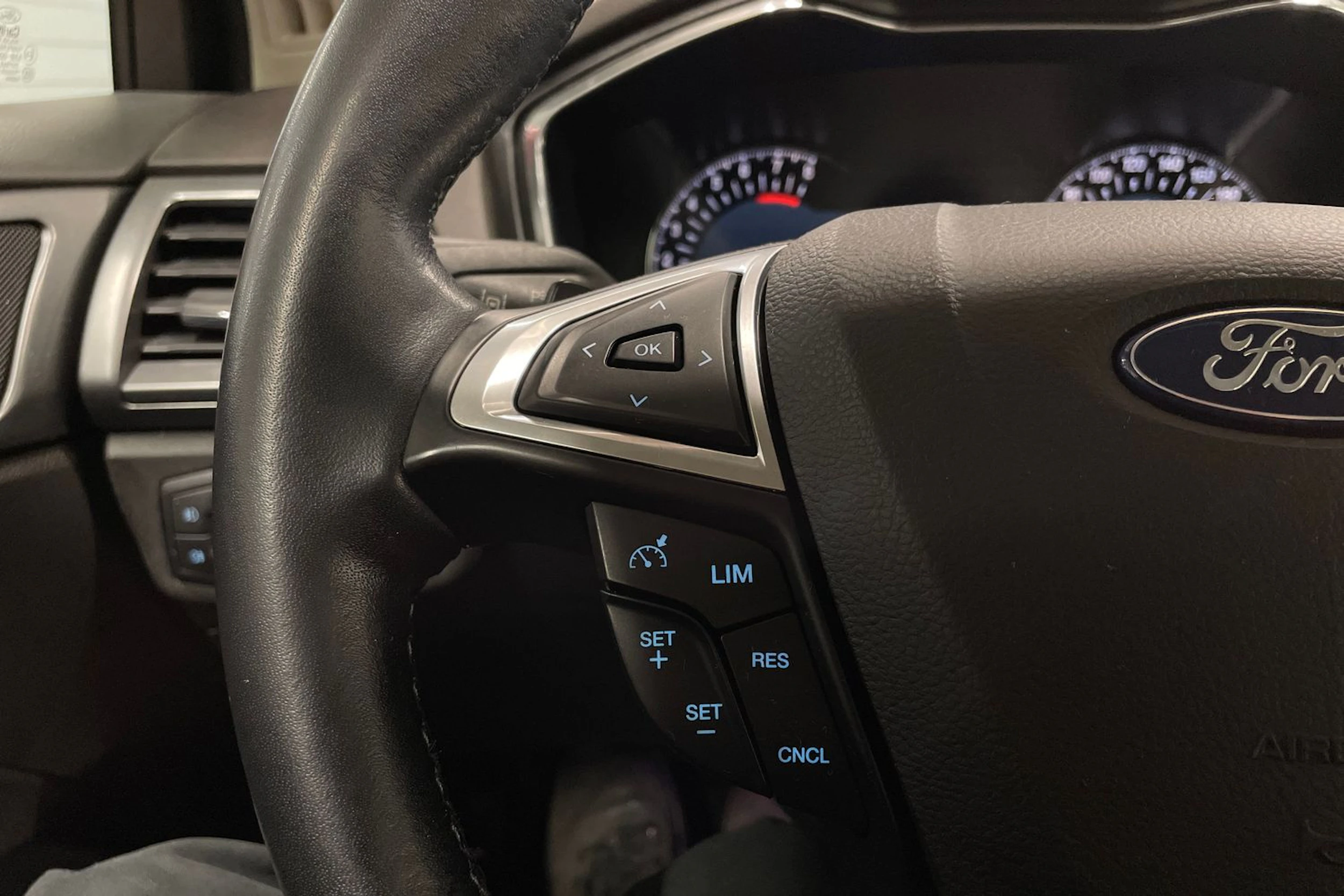 punainen Ford Mondeo 2017 kuva 24.