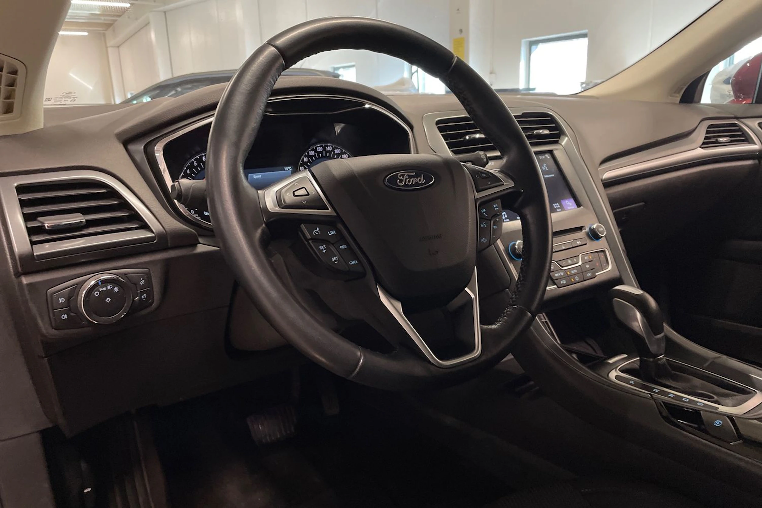 punainen Ford Mondeo 2017 kuva 26.