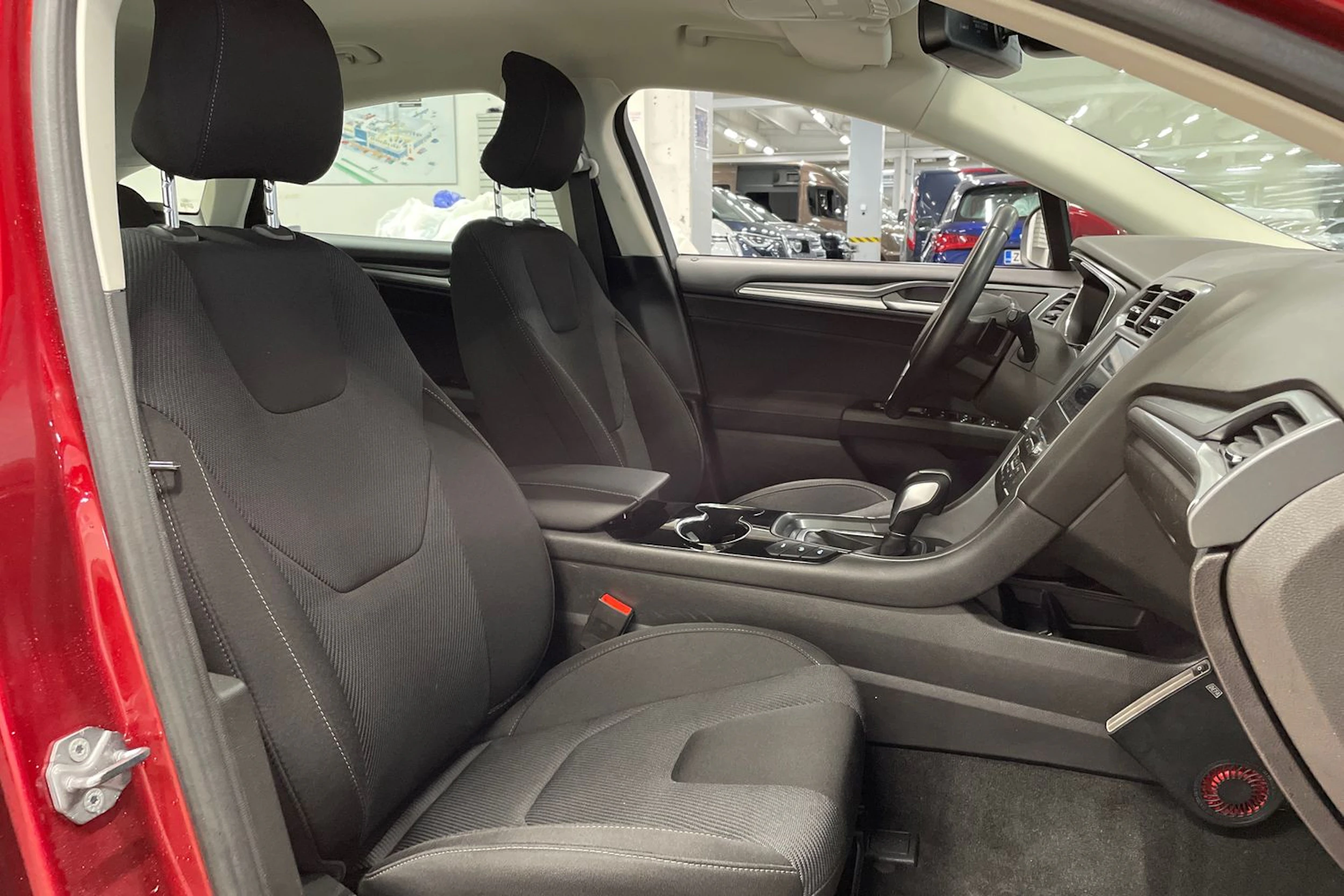 punainen Ford Mondeo 2017 kuva 27.
